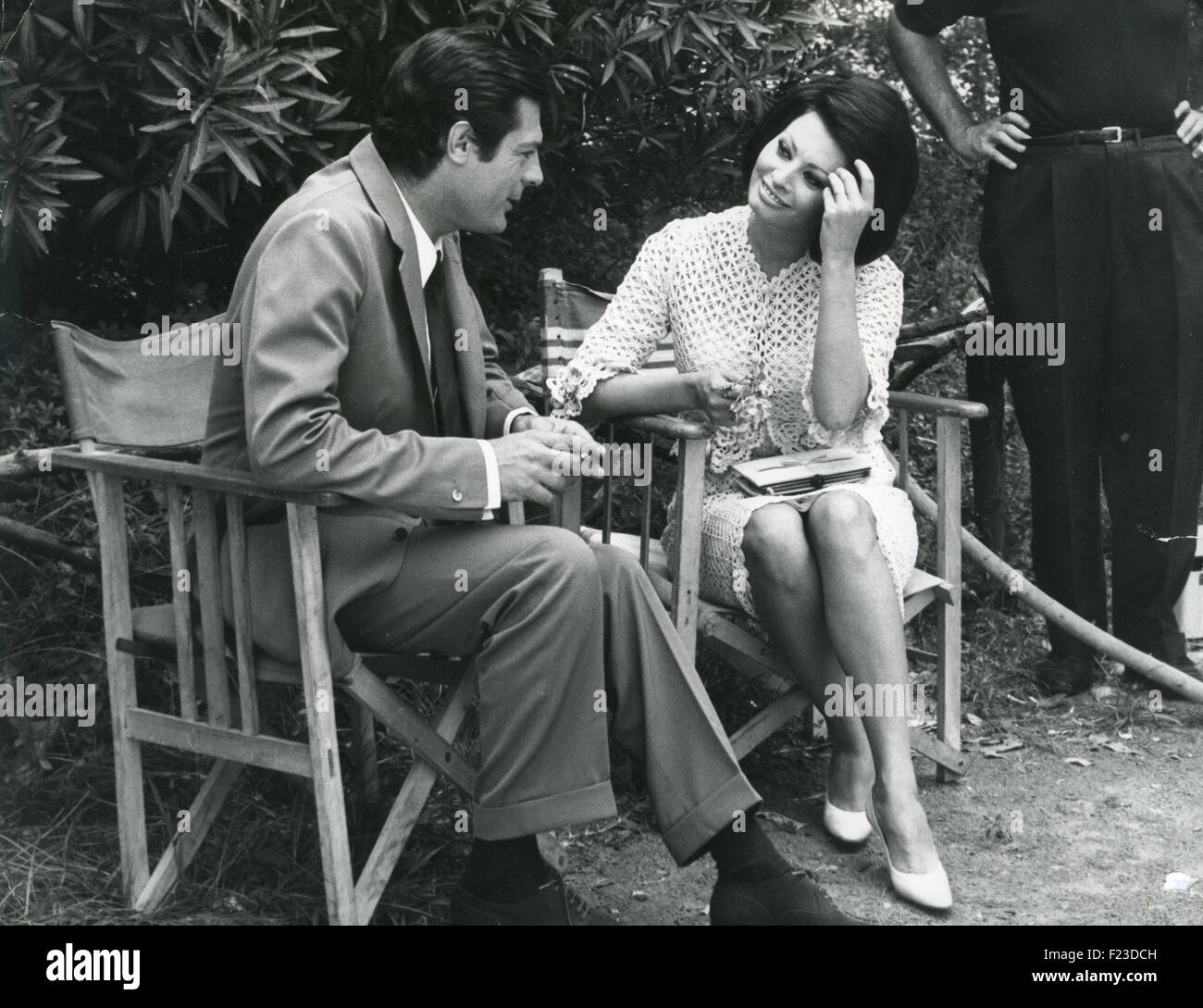 SOPHIA LOREN con Marcello Mastroianni durante le riprese di matrimonio in stile italiano nel 1964 Foto Stock
