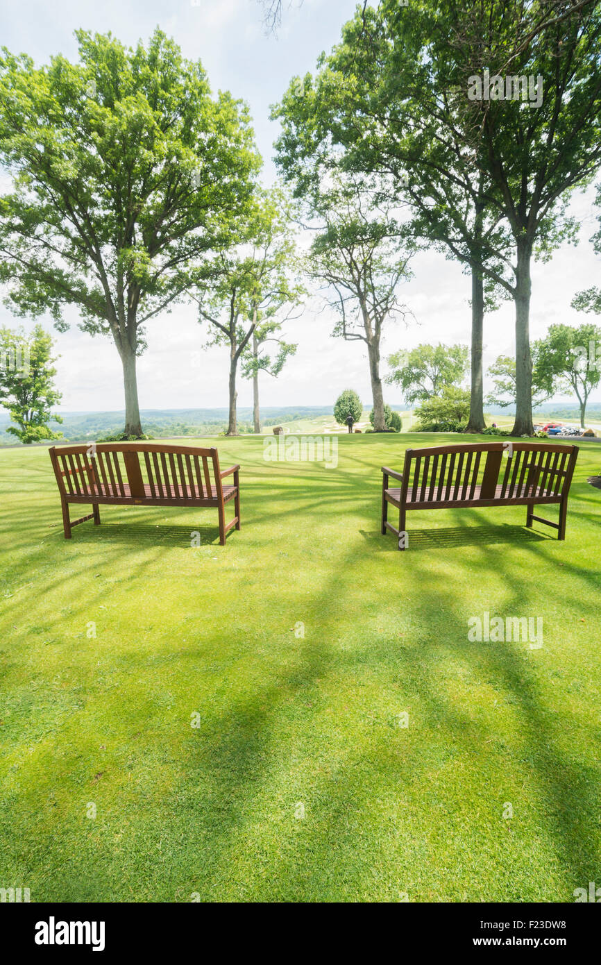 Due panche sul prato erboso a Pete Dye golf, Francese leccare, Indiana, STATI UNITI D'AMERICA Foto Stock