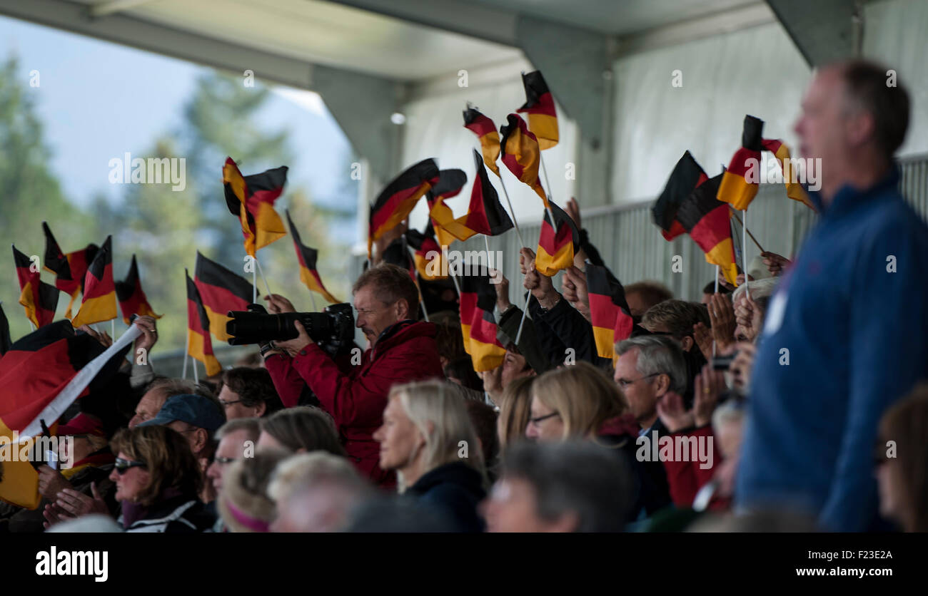 Blair Atholl, Scotland, Regno Unito. 10 Settembre, 2015. Tifosi tedeschi celebrare dopo Michael Jung [GER] Prova di dressage il primo giorno. Il FEI European Eventing Championships 2015 Blair Castle Credit: stephen Bartolomeo/Alamy Live News Foto Stock