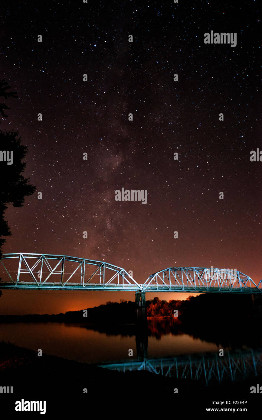 La pittura di luce sul ponte metallico sopra il fiume Wabash con cielo stellato e la via lattea di notte, una nuova armonia, IN, STATI UNITI D'AMERICA Foto Stock