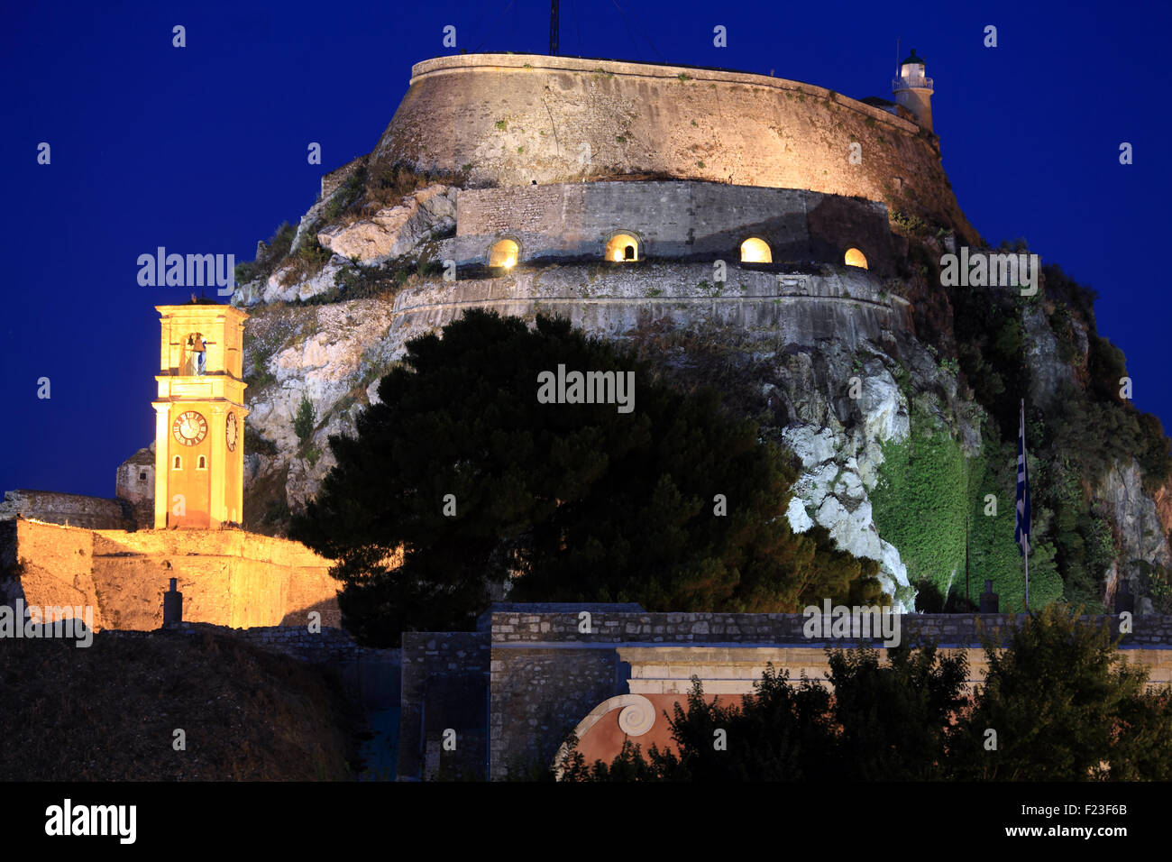 Vista serale di illuminata Fortezza Vecchia, l'isola di Corfù, Grecia Foto Stock
