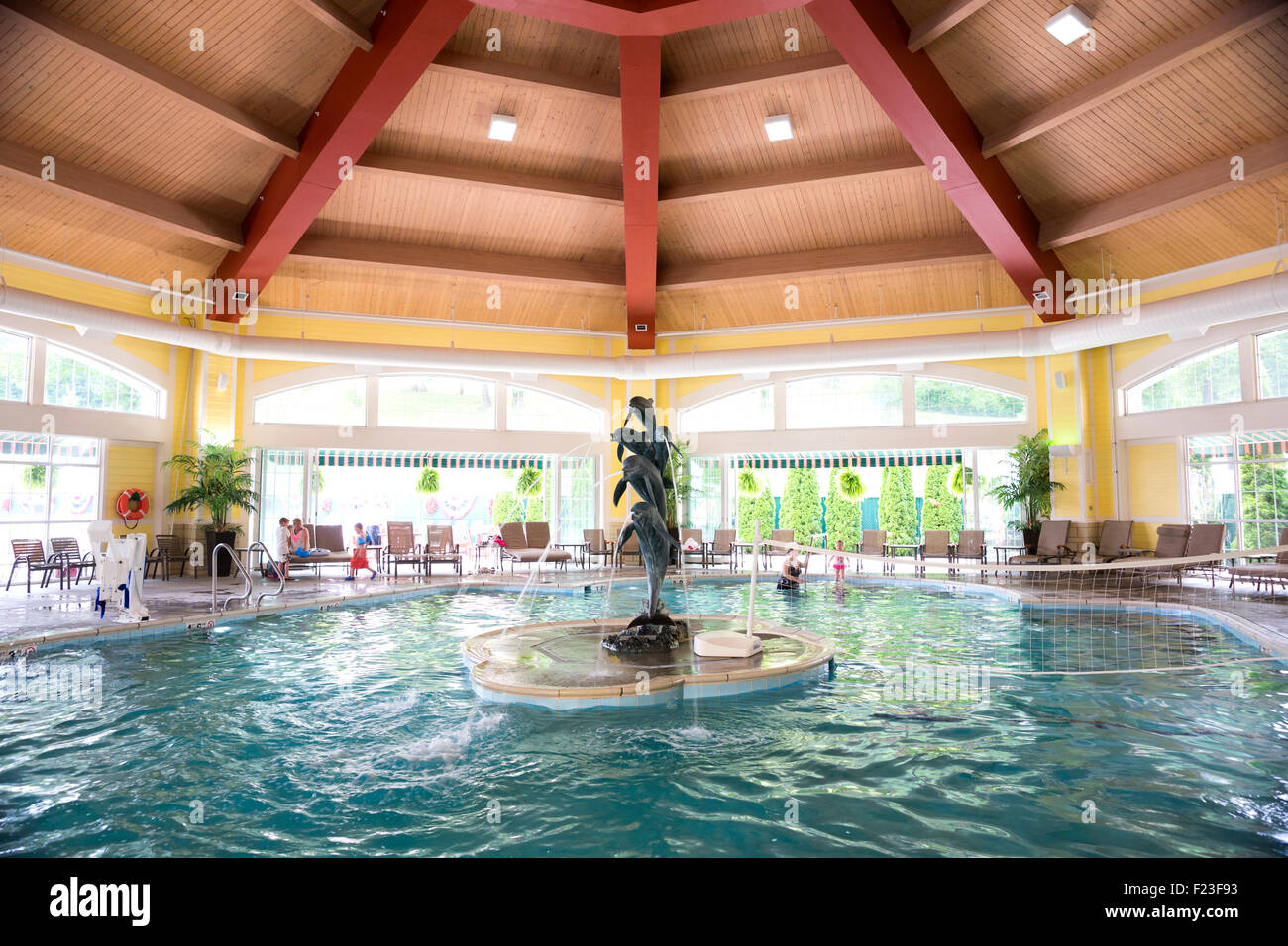 Piscina interna con sculture di delfini al francese leccare Hotel Resort, Francese leccare, IN, STATI UNITI D'AMERICA Foto Stock