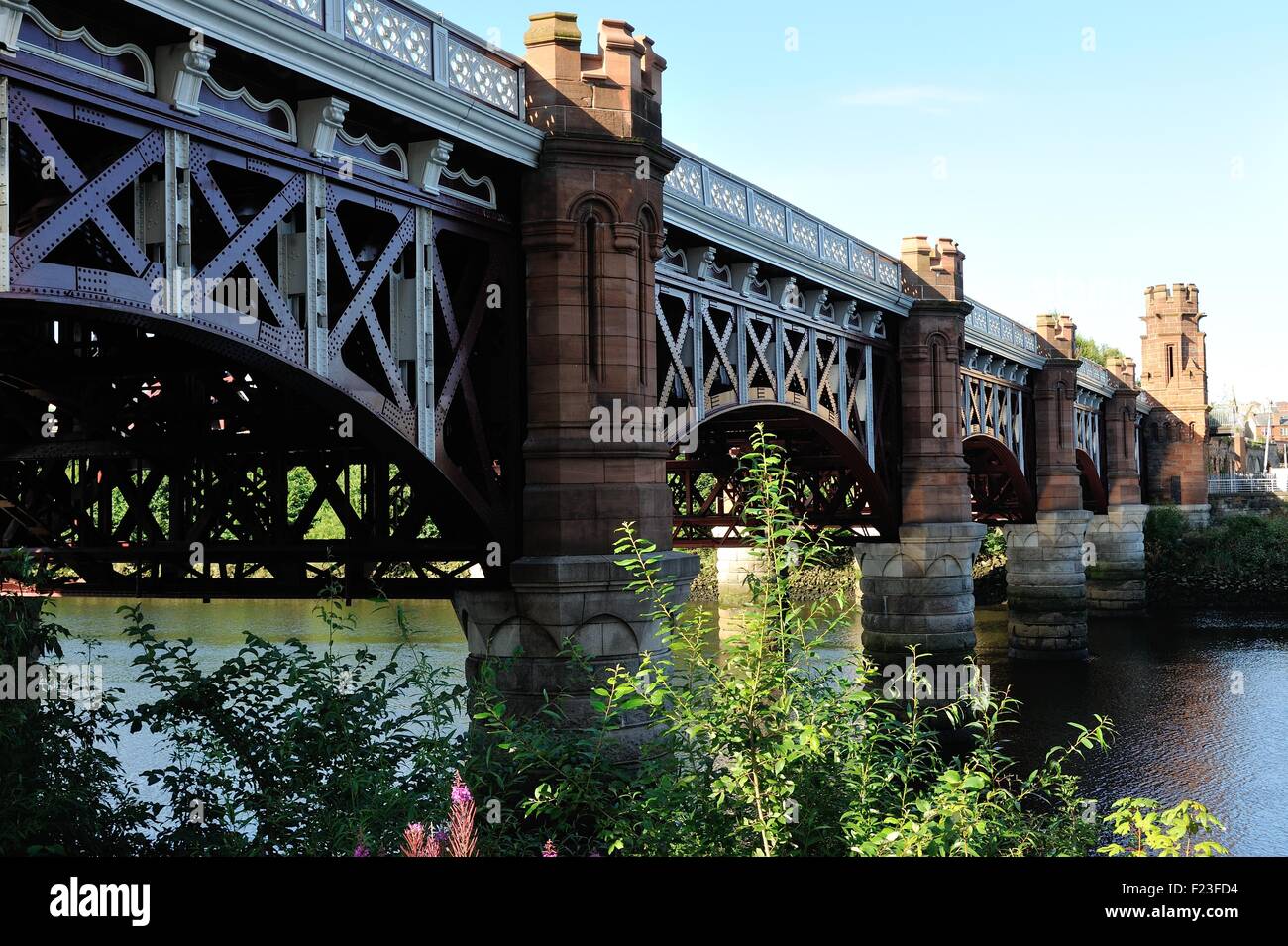 Glasgow, Scotland, Regno Unito. 10 Settembre, 2015. Rinnovato Gorbals ponte ferroviario in estate sole Credito: Tony Clerkson/Alamy Live News Foto Stock