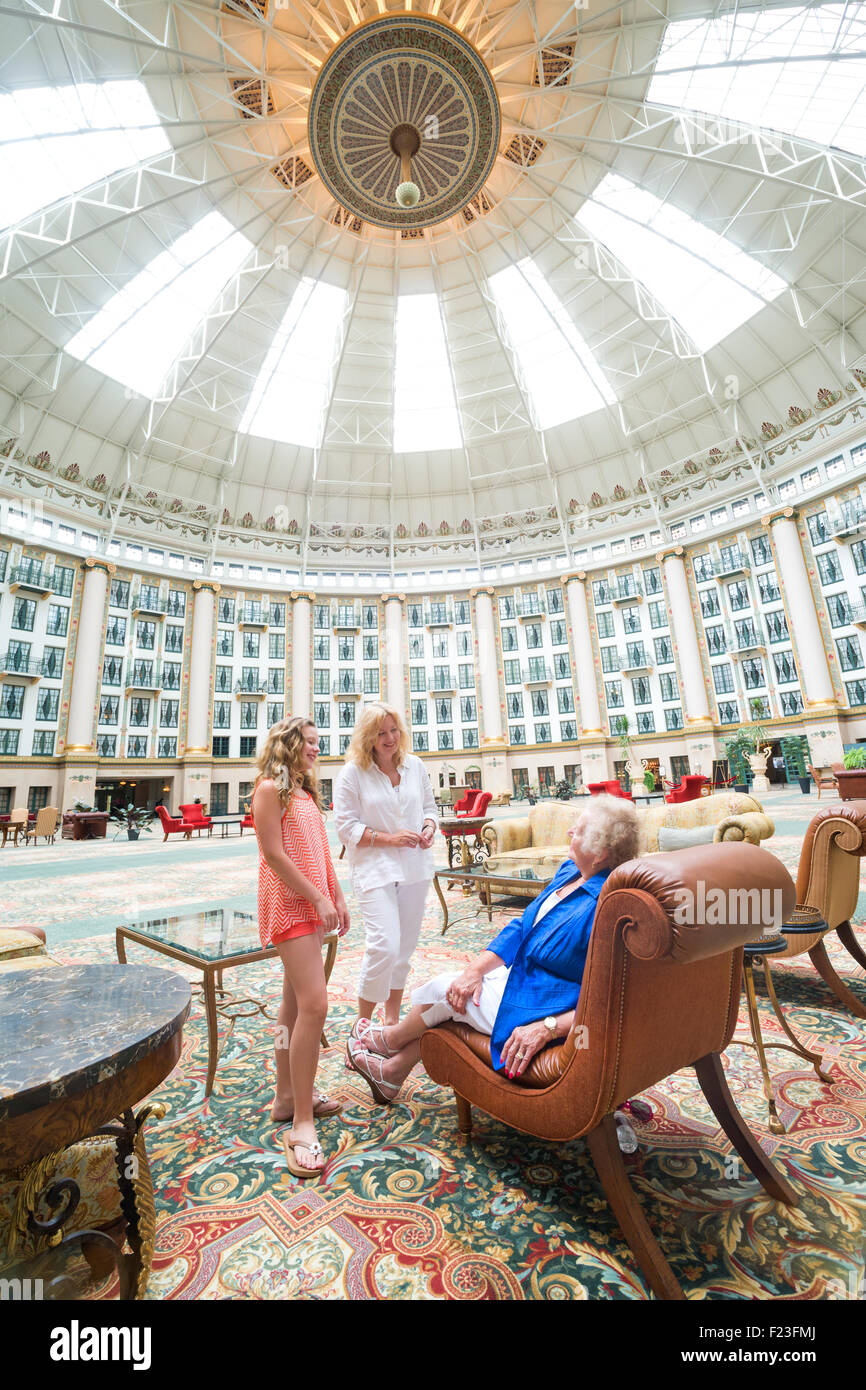 Caucasian multi-generazionale famiglia converse in cupola a sei piani con atrio a West Baden Springs Resort, Francese leccare, Indiana Foto Stock