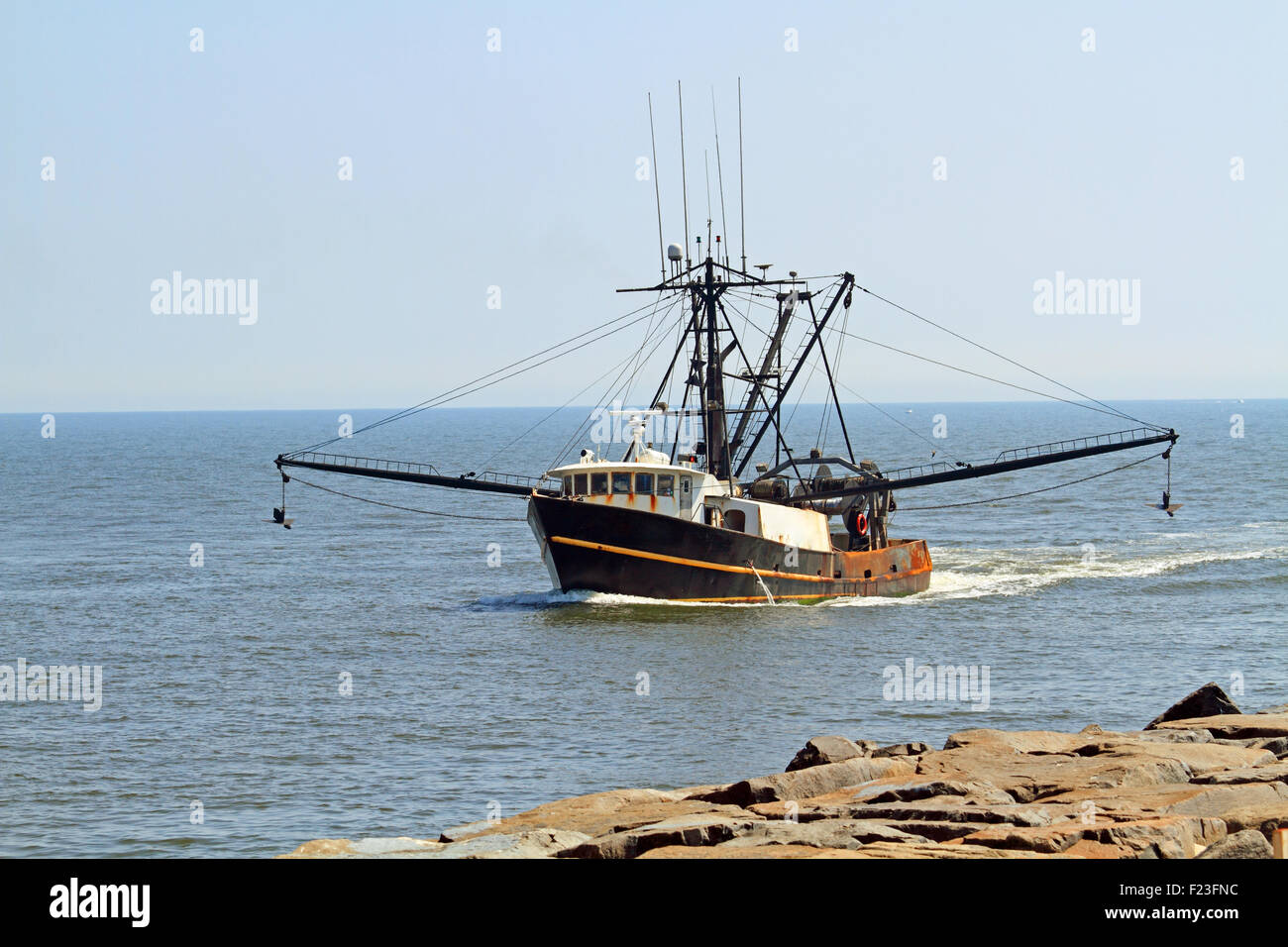 Un commerciale peschereccio di ritorno dal lavoro e in procinto di entrare nell'ingresso Manasquan al punto piacevole, New Jersey, STATI UNITI D'AMERICA Foto Stock