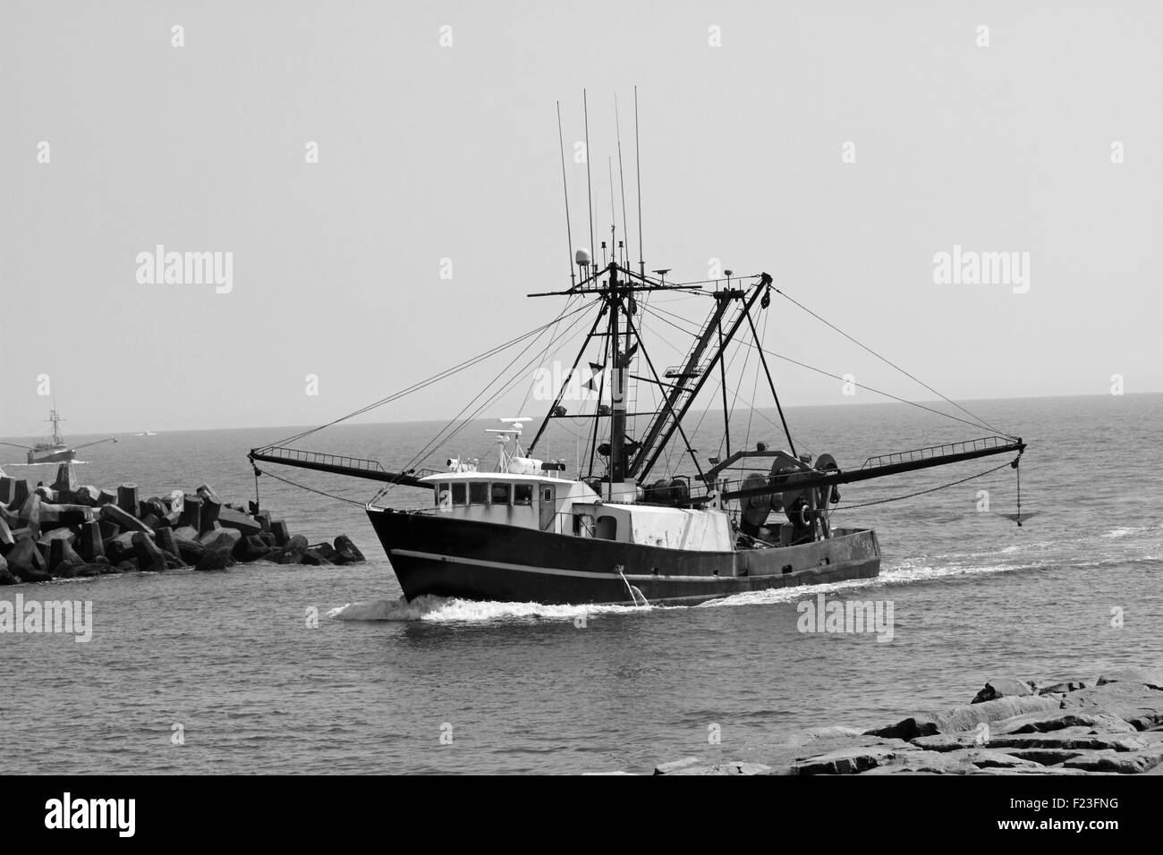 Un commerciale peschereccio di ritorno dal lavoro e in procinto di entrare nell'ingresso Manasquan al punto piacevole, New Jersey, STATI UNITI D'AMERICA Foto Stock