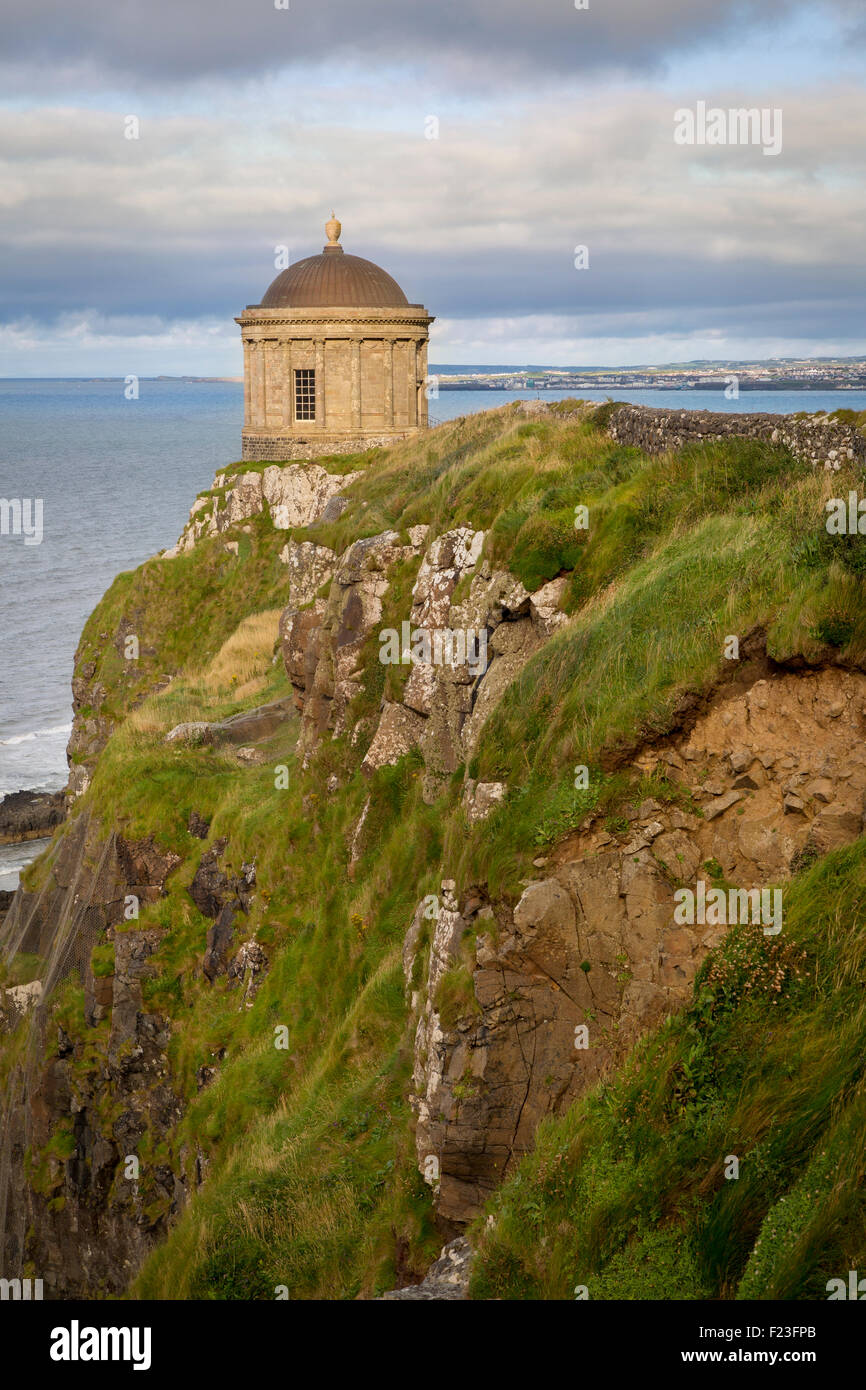 Mussenden Temple lungo la costa atlantica vicino a Castlerock, County Londonderry, Irlanda del Nord, Regno Unito Foto Stock