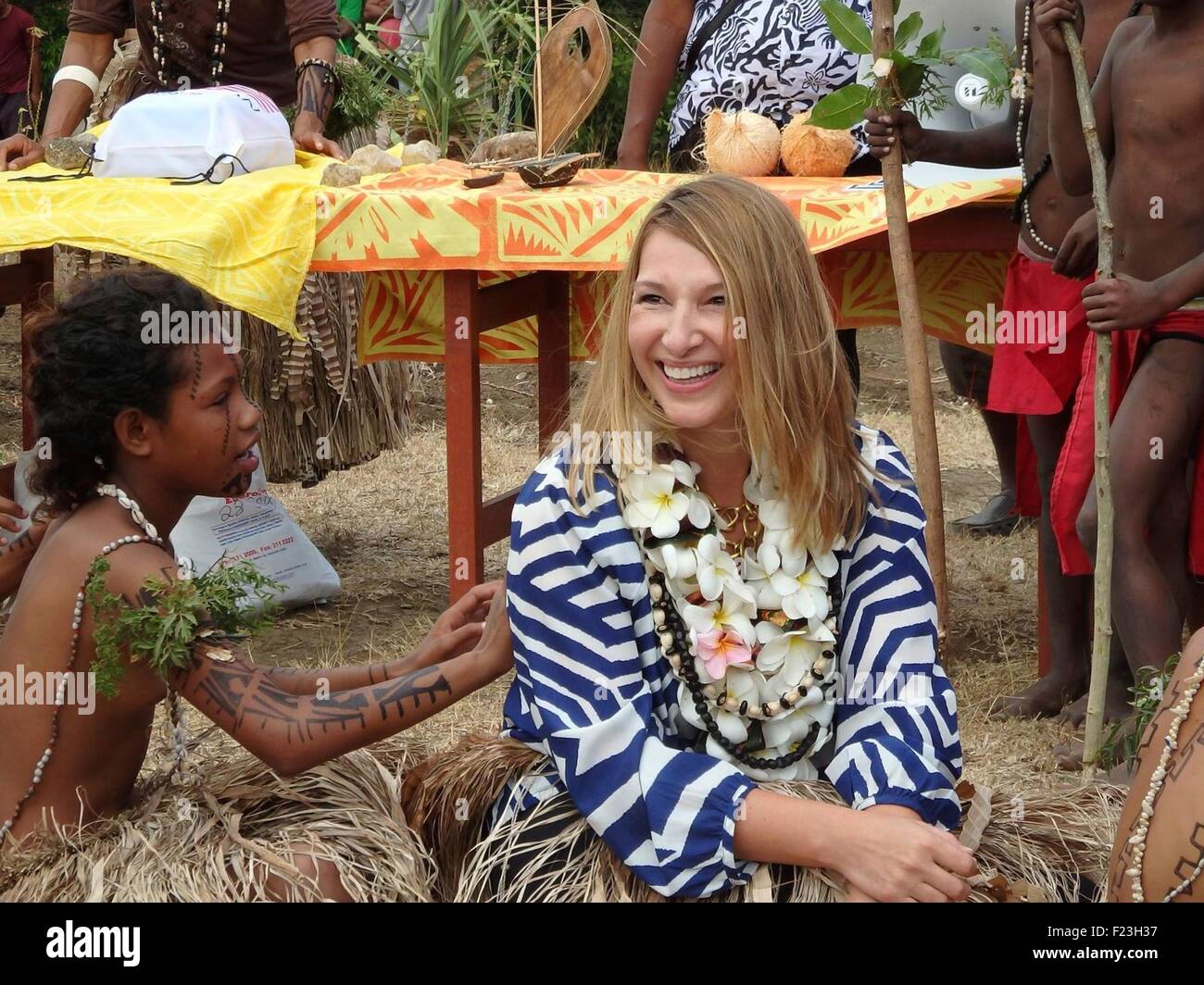 Boera, Papua Nuova Guinea. 10 Settembre, 2015. Stati Uniti Vice Segretario Heather Higginbottom unisce isolani celebra la cultura Motuan presso le Suore Missionarie del Sacro Cuore dell'emancipazione delle donne Training Facility Settembre 10, 2015 in Boera, Papua Nuova Guinea. Higginbottom è a capo di una delegazione del Forum delle isole del Pacifico il dialogo in Port Moresby. Foto Stock