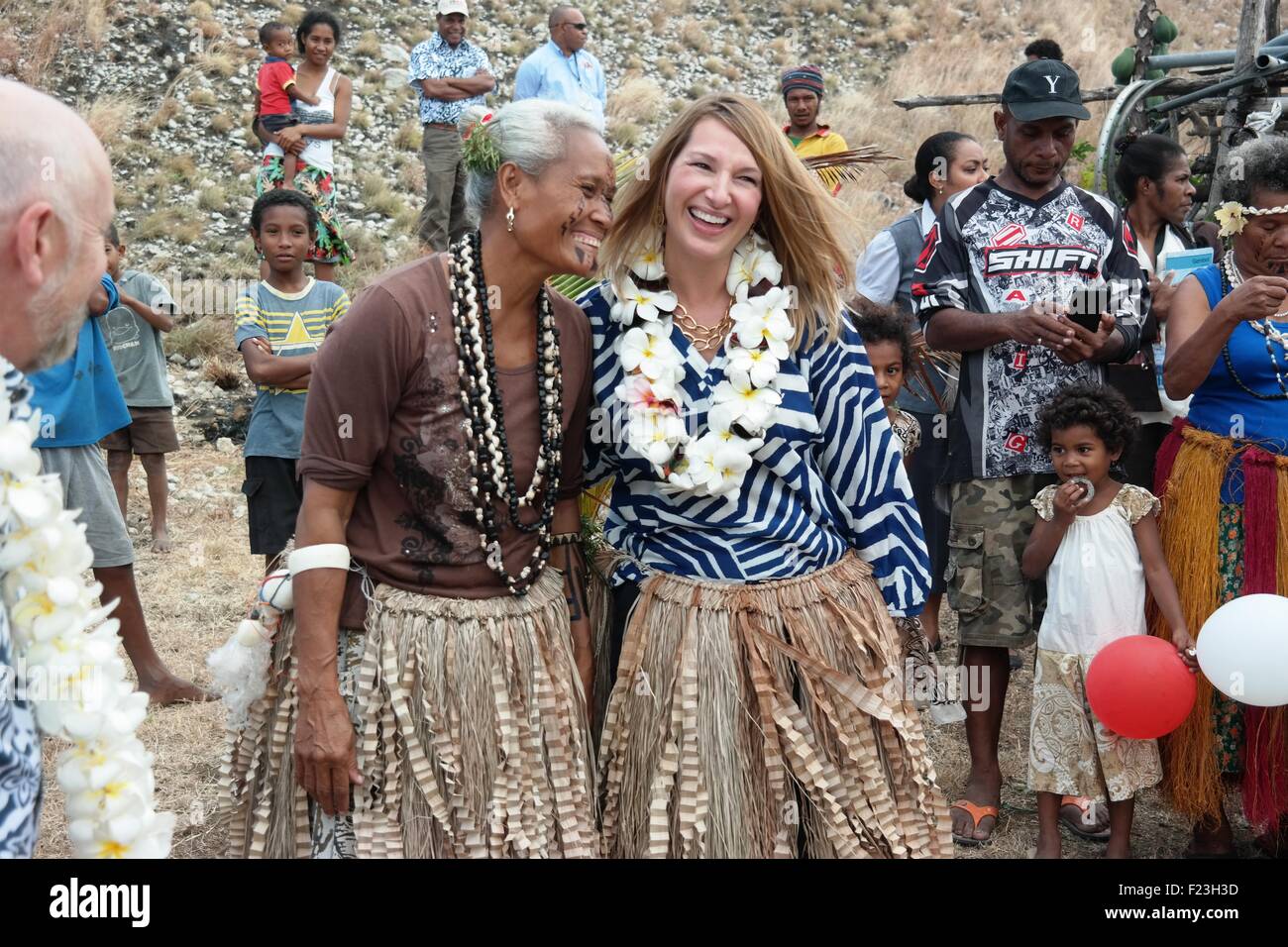 Boera, Papua Nuova Guinea. 10 Settembre, 2015. Stati Uniti Vice Segretario Heather Higginbottom unisce isolani celebra la cultura Motuan presso le Suore Missionarie del Sacro Cuore dell'emancipazione delle donne Training Facility Settembre 10, 2015 in Boera, Papua Nuova Guinea. Higginbottom è a capo di una delegazione del Forum delle isole del Pacifico il dialogo in Port Moresby. Foto Stock