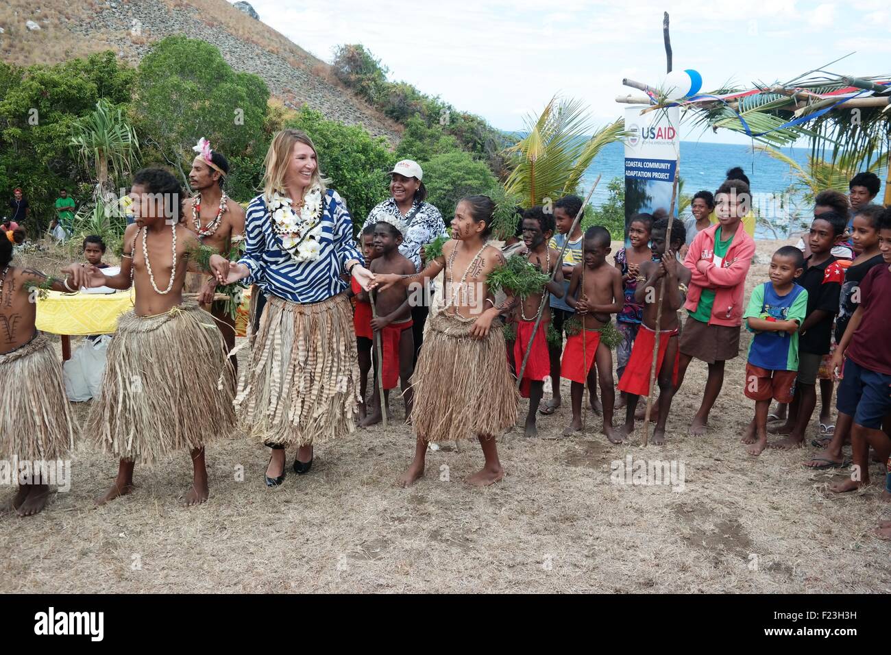 Boera, Papua Nuova Guinea. 10 Settembre, 2015. U.S .Vice Segretario Heather Higginbottom unisce isolani celebra la cultura Motuan presso le Suore Missionarie del Sacro Cuore dell'emancipazione delle donne Training Facility Settembre 10, 2015 in Boera, Papua Nuova Guinea. Higginbottom è a capo di una delegazione del Forum delle isole del Pacifico il dialogo in Port Moresby. Foto Stock