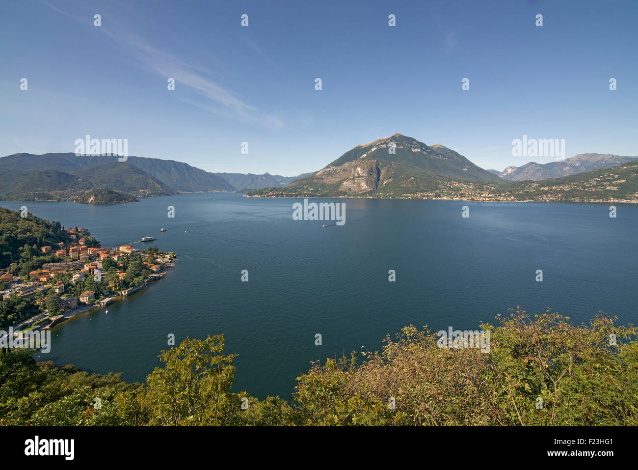 Vista panoramica del lago di Como da Varenna lombardia italia Foto Stock