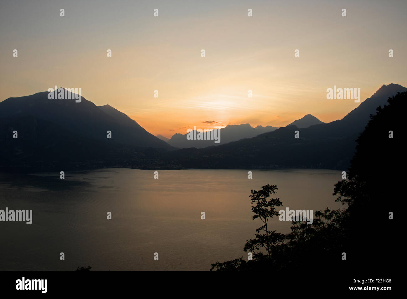 Twilight sopra il lago di Como lombardia italia Foto Stock