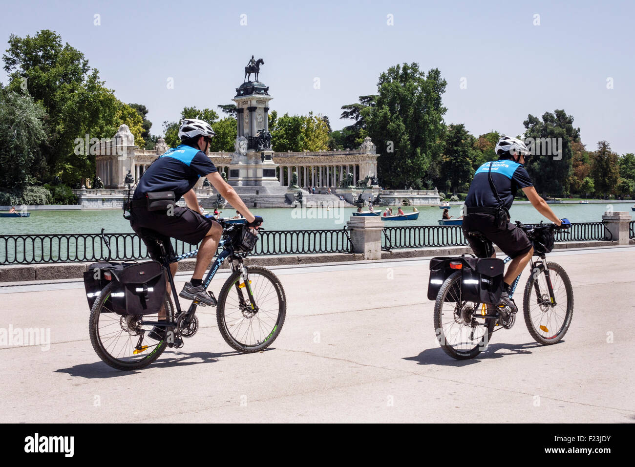 Madrid Spagna,Ispanico Retiro,Parque del Buen Retiro,Parco del Buen Retiro,città,Estanque del Retiro,stagno,monumento al re Alfonso XII,bicicletta,bicicletta,equitazione, Foto Stock