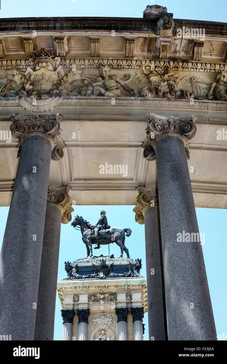 Madrid Spagna,Ispanico Retiro,Parque del Buen Retiro,Parco del Buen Retiro,citta',monumento al Re Alfonso XII,colonnato,colonne,statua equestre,Spain150630049 Foto Stock