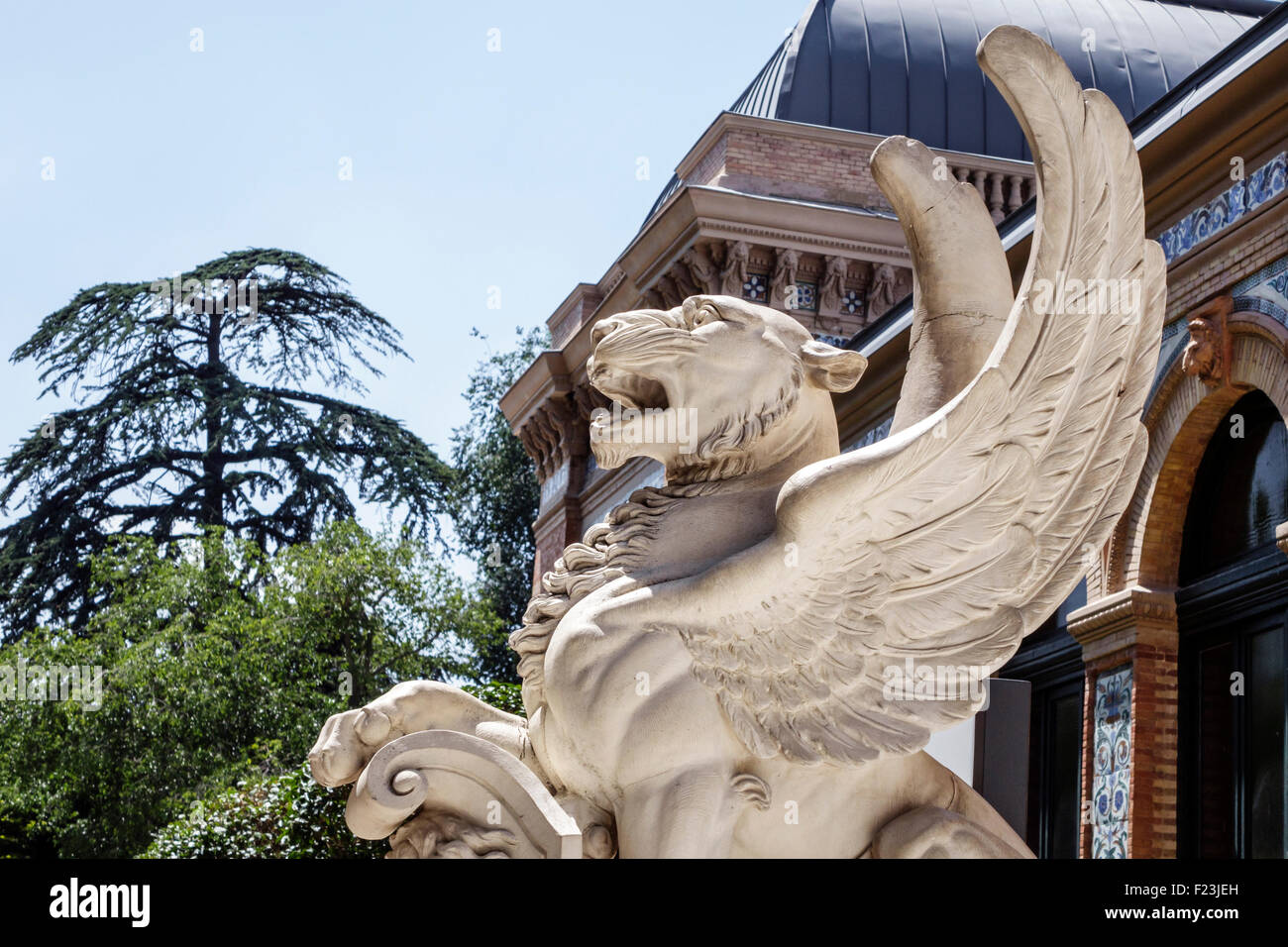 Madrid Spagna,Ispanico Retiro,Parque del Buen Retiro,Parco del Buen Retiro,città,Palacio de Velazquez,costruzione mineraria,esterno,scultura,griffin,statua,Spagna Foto Stock