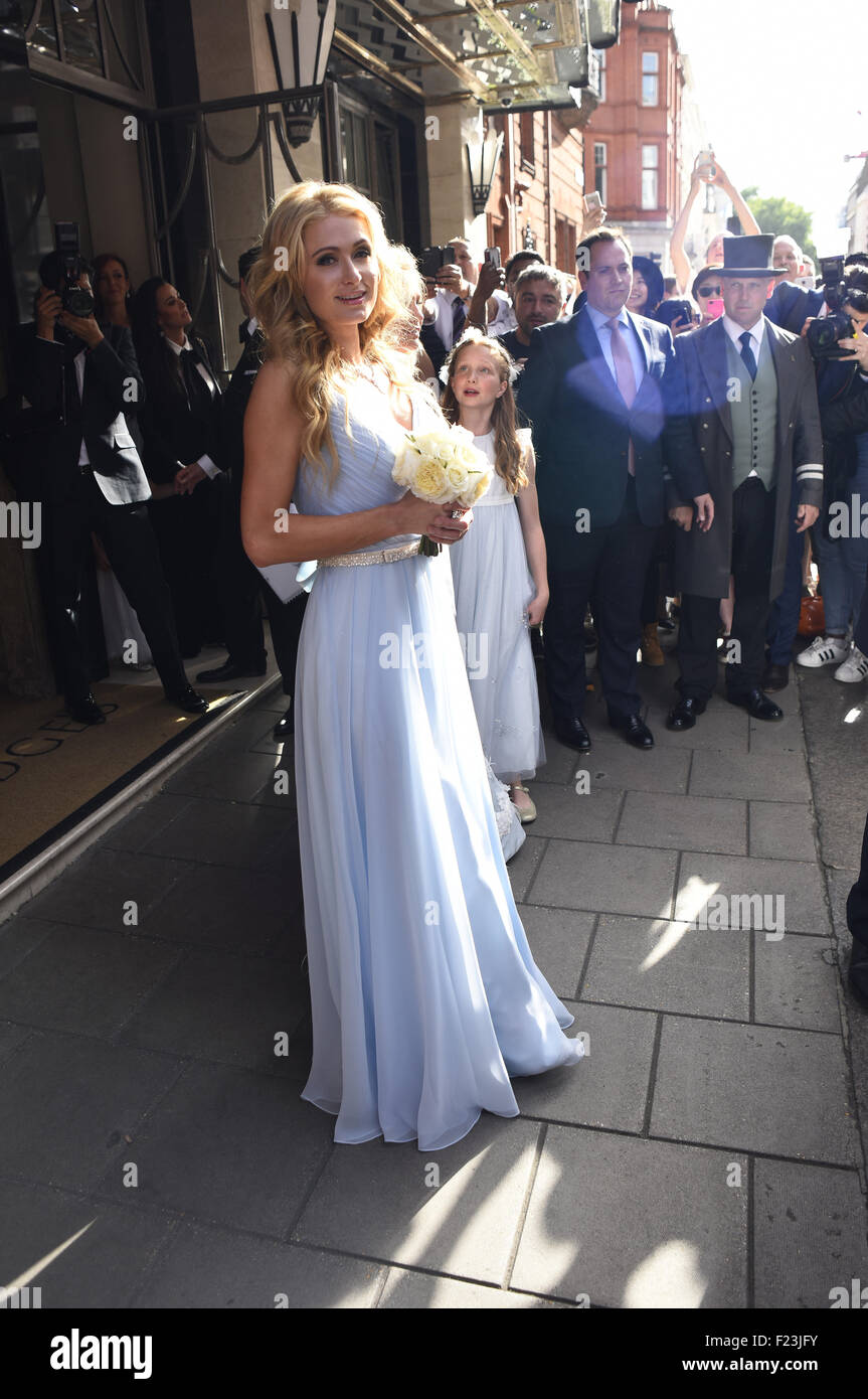 Nicky e Paris Hilton lasciare il Claridge hotel lungo il tragitto per il Kensington Palace il giorno di Nicky wedding a James Rothschild con: Paris Hilton dove: Londra, Regno Unito quando: 10 Lug 2015 Foto Stock