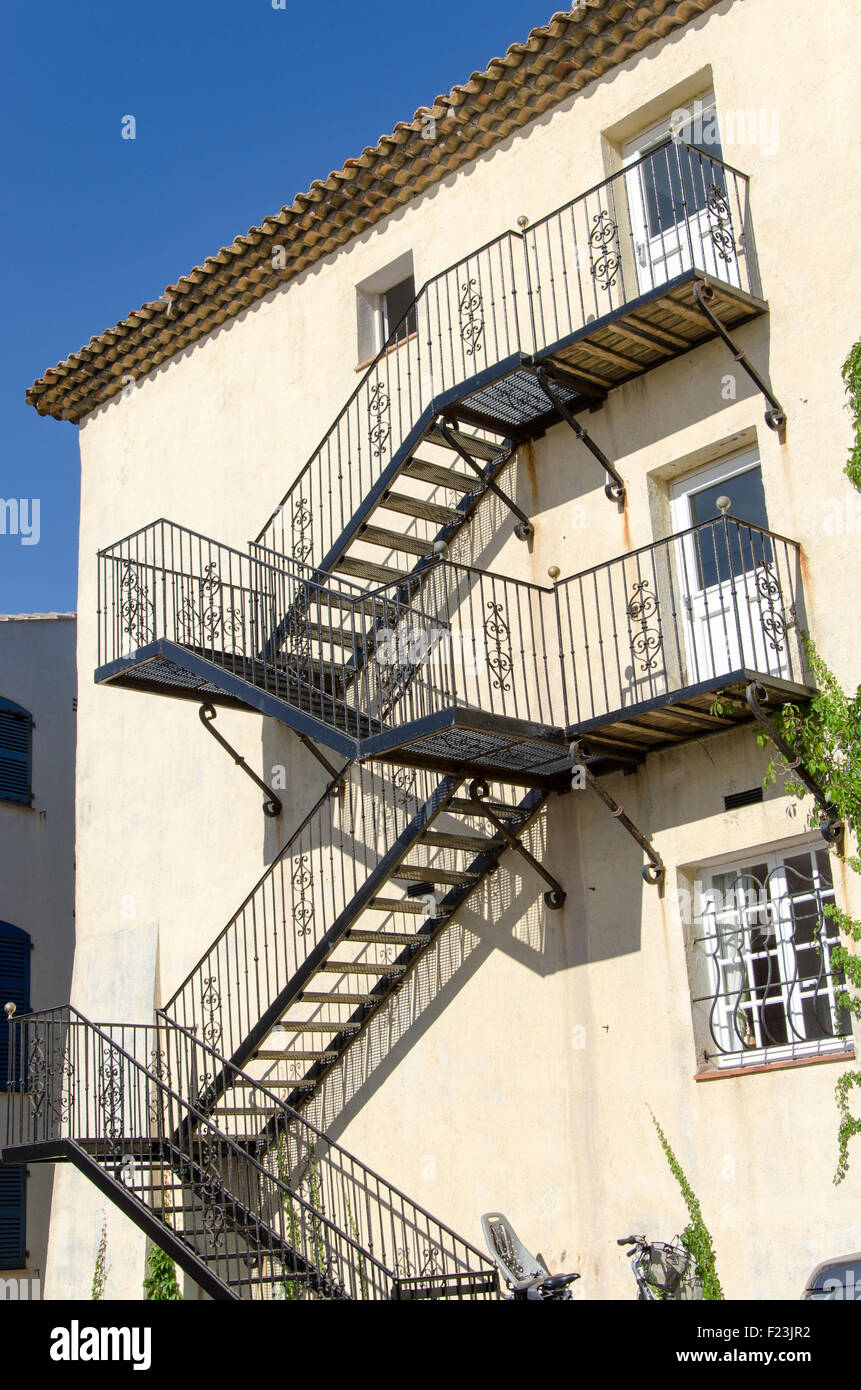 Facciata di un edificio beige con fuoriuscita di sicurezza fire exit Foto Stock