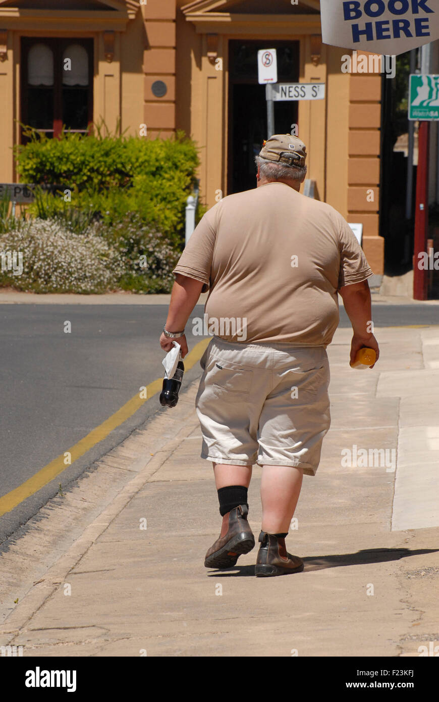 Uomo in strada in Clare, Australia meridionale. Foto Stock