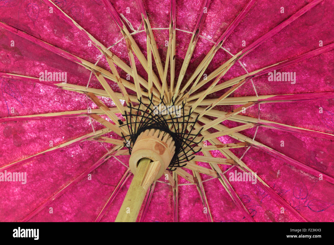 Un costruito con cura rosa ombrellino di carta. La Birmania Foto Stock Un costruito con cura rosa ombrellino di carta. La Birmania Foto Stock
