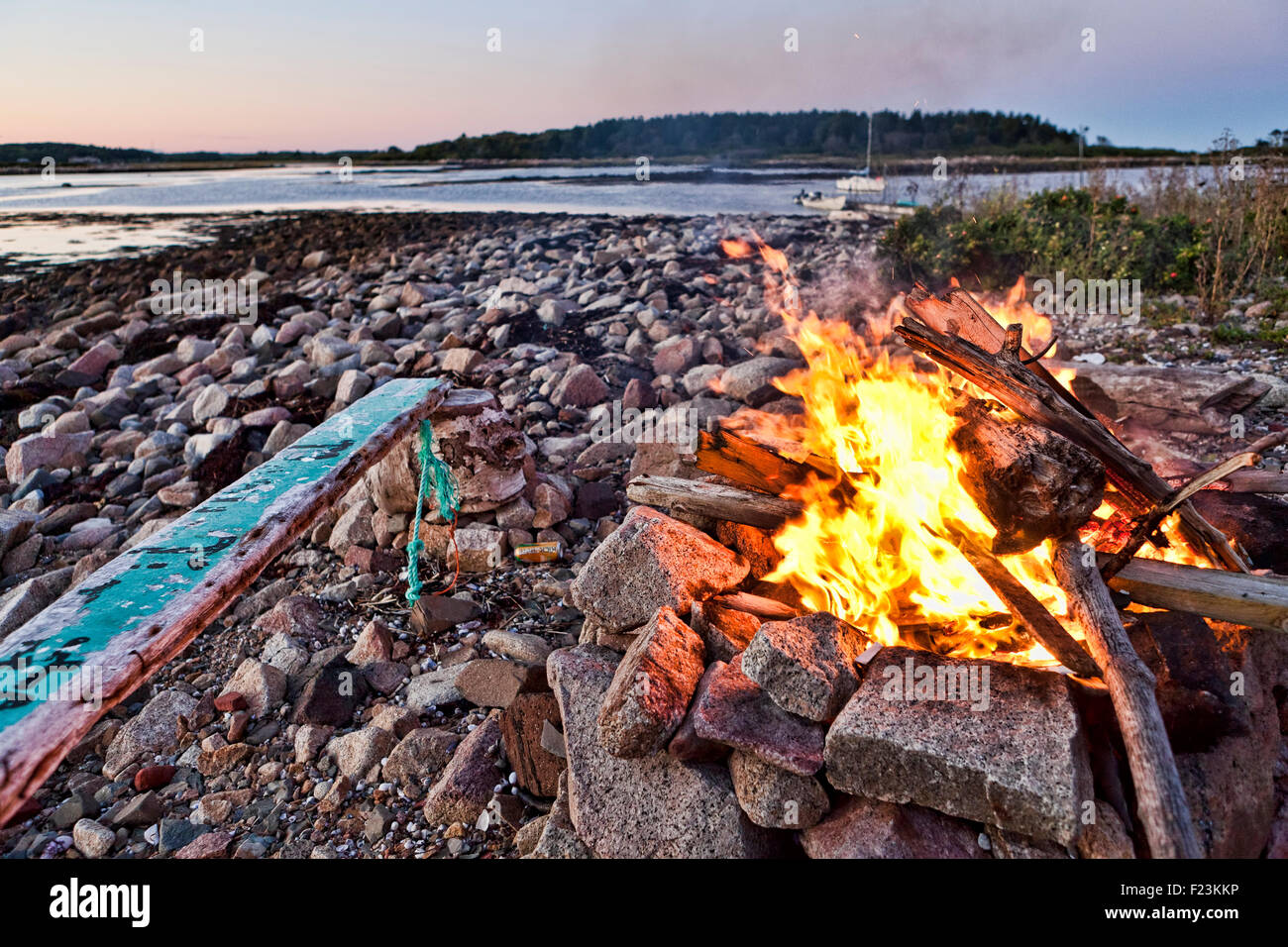 Falò sulla spiaggia rocciosa di Goat Island appena fuori del capo focena Harbour nel sud del Maine Foto Stock