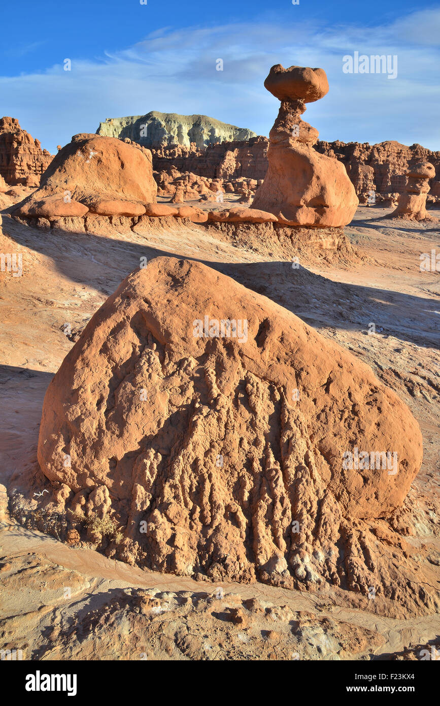 Hoodoos di tutte le forme e dimensioni in Goblin Valley State Park lungo il San Rafael Swell e Autostrada 24 in East-central Utah Foto Stock