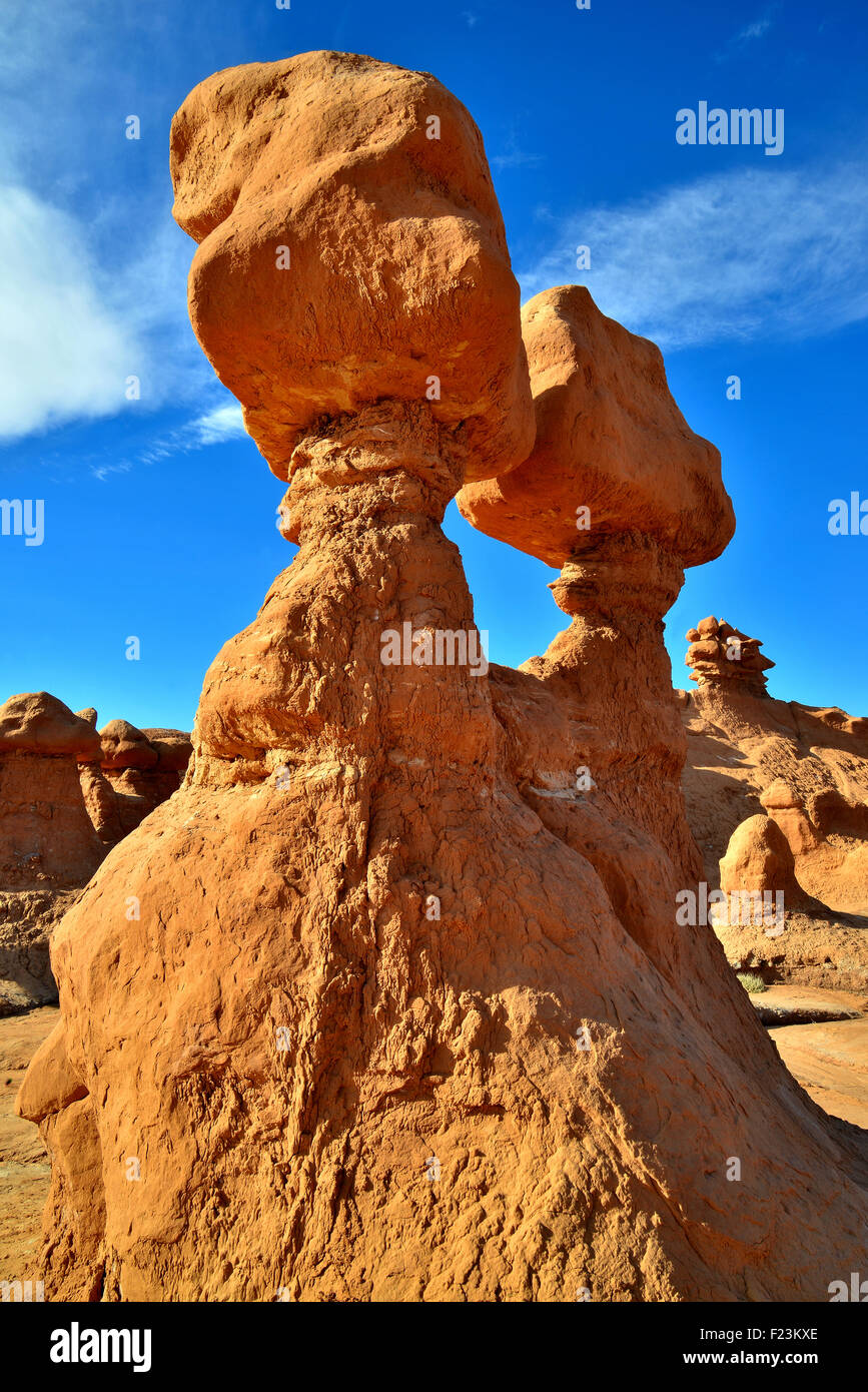 Hoodoos di tutte le forme e dimensioni in Goblin Valley State Park lungo il San Rafael Swell e Autostrada 24 in East-central Utah Foto Stock