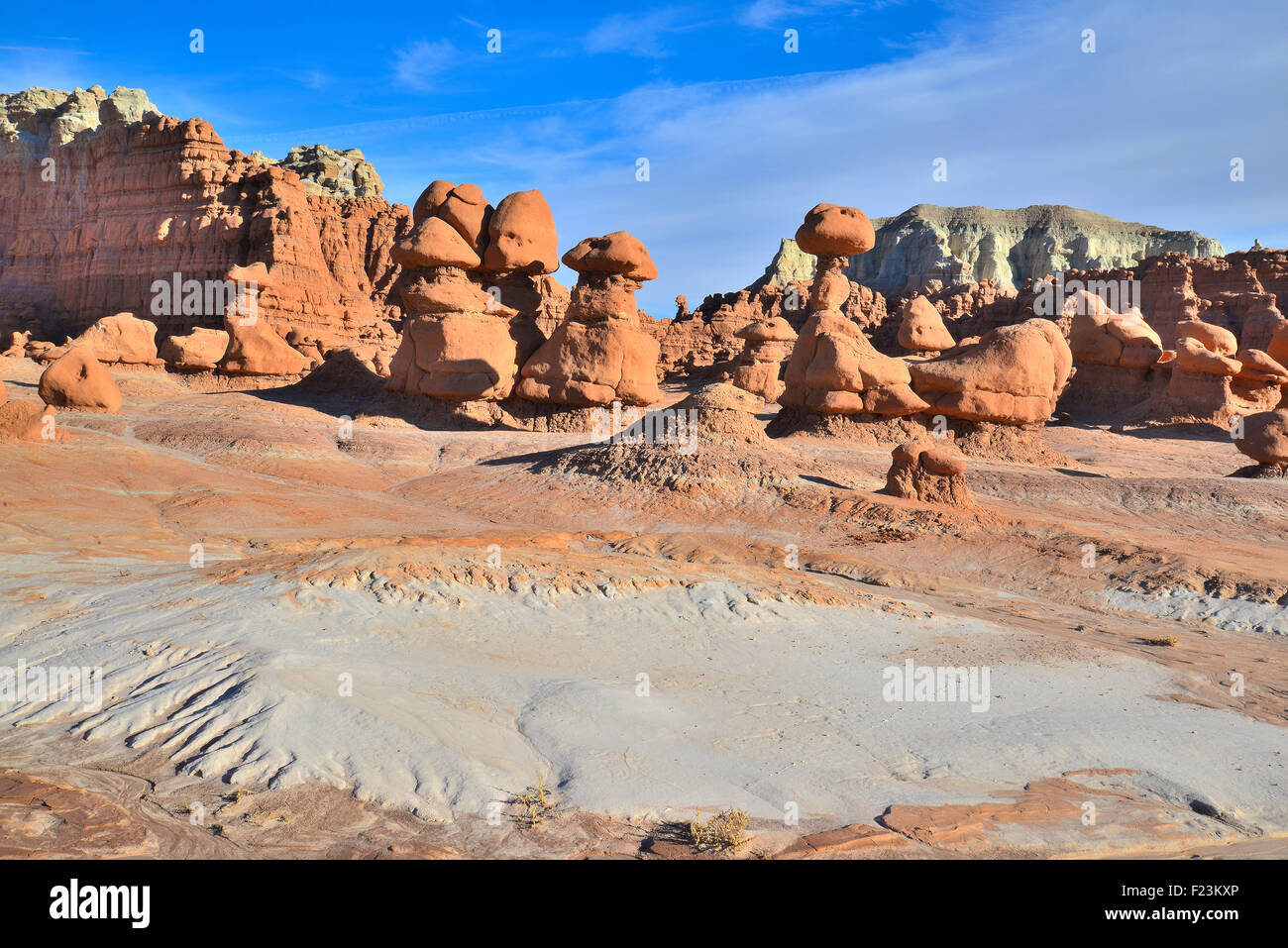 Hoodoos di tutte le forme e dimensioni in Goblin Valley State Park lungo il San Rafael Swell e Autostrada 24 in East-central Utah Foto Stock