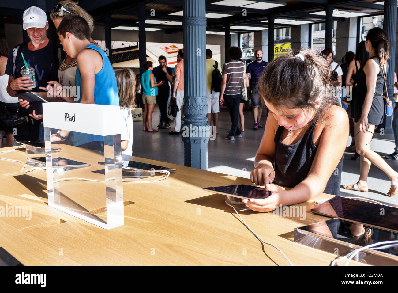 Apple iPad e accessori per il confezionamento di prodotti in confezione e  avvolti in materiale plastico. Isolato con percorso di clipping su sfondo  bianco Foto stock - Alamy