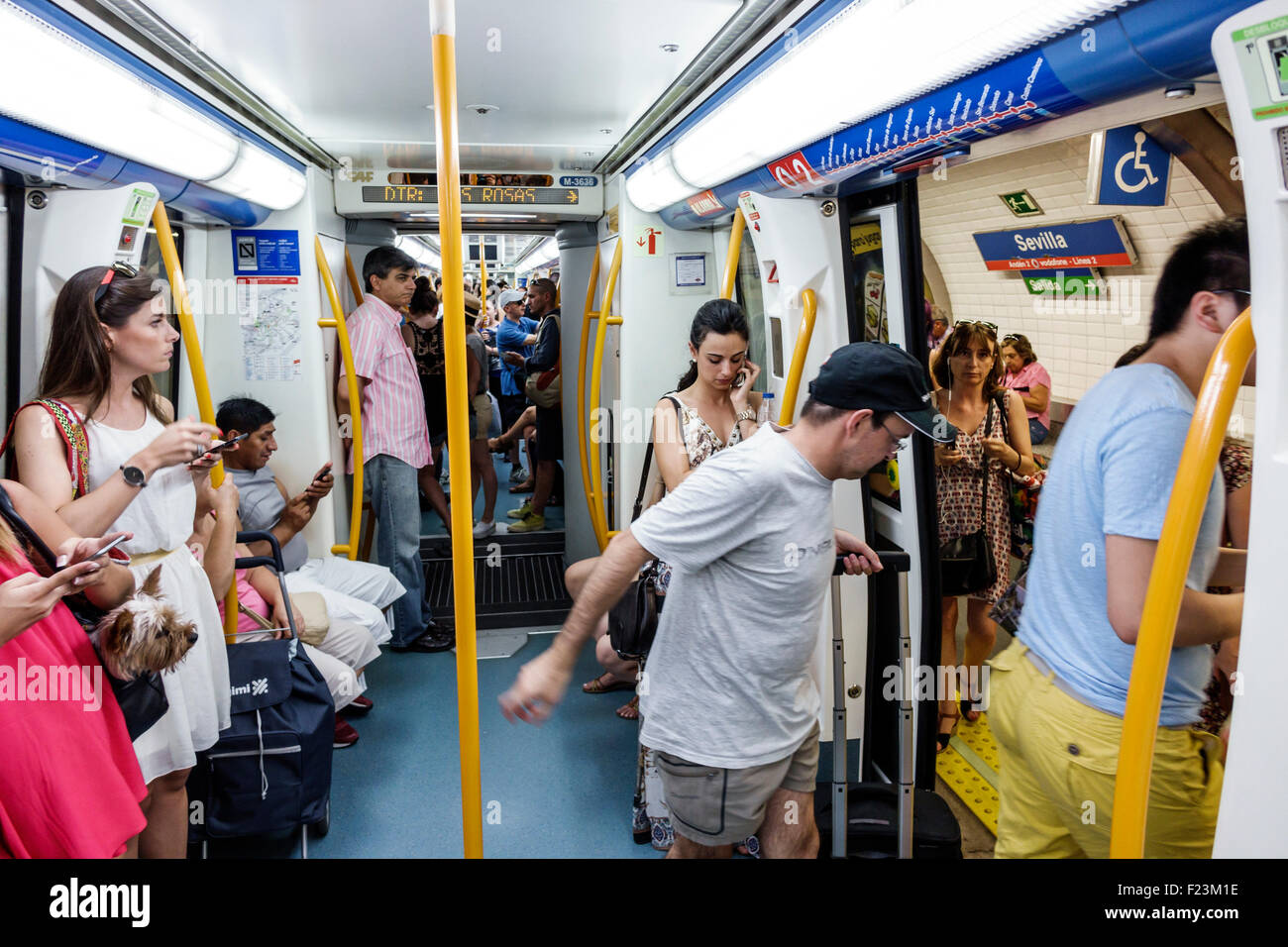 Madrid Spagna,Centro ispanico,Stazione della metropolitana Vodafone Sol,metropolitana,treno,cavalieri,passeggeri cavalieri,uomo ispanico uomini maschi,donna donne Foto Stock