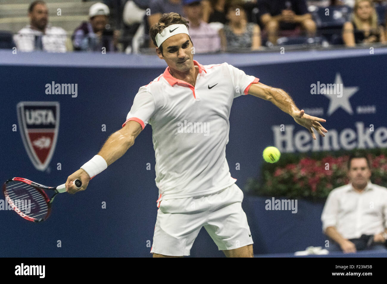 Roger Federer (SUI) competono al 2015 US Open Tennis Foto Stock