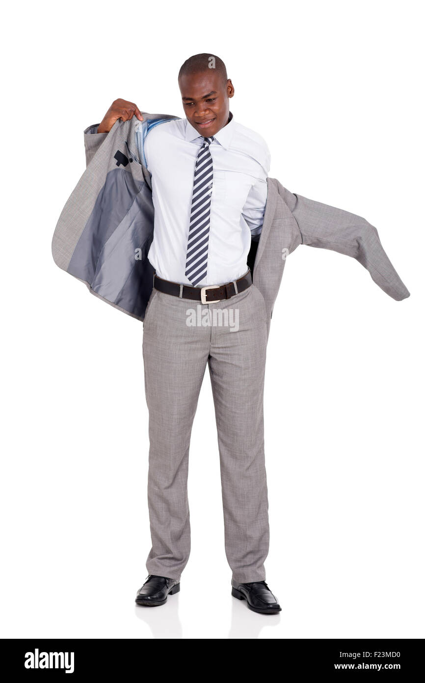 I giovani africani imprenditore americano mettendo su suit jacket isolato su bianco Foto Stock