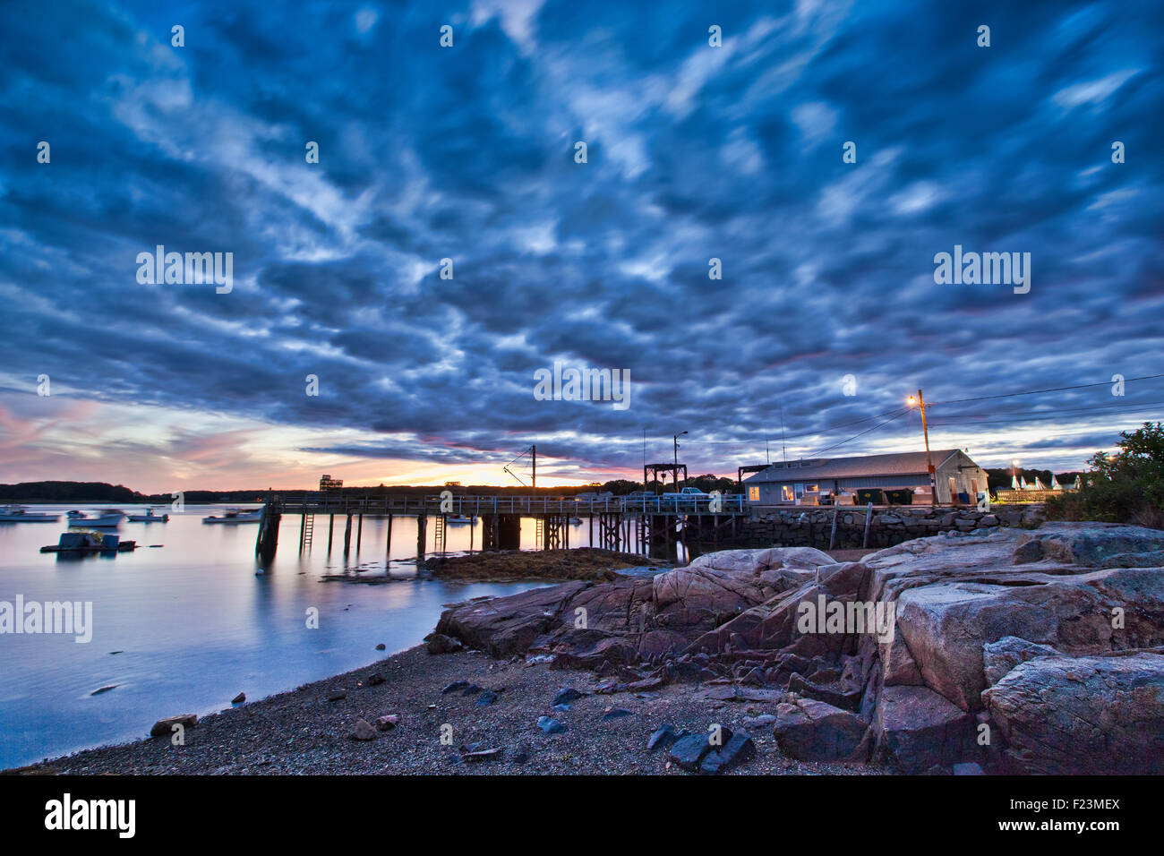 Banchine di carico in Cape Focena Harbour nel sud del Maine, appena dopo il tramonto Foto Stock