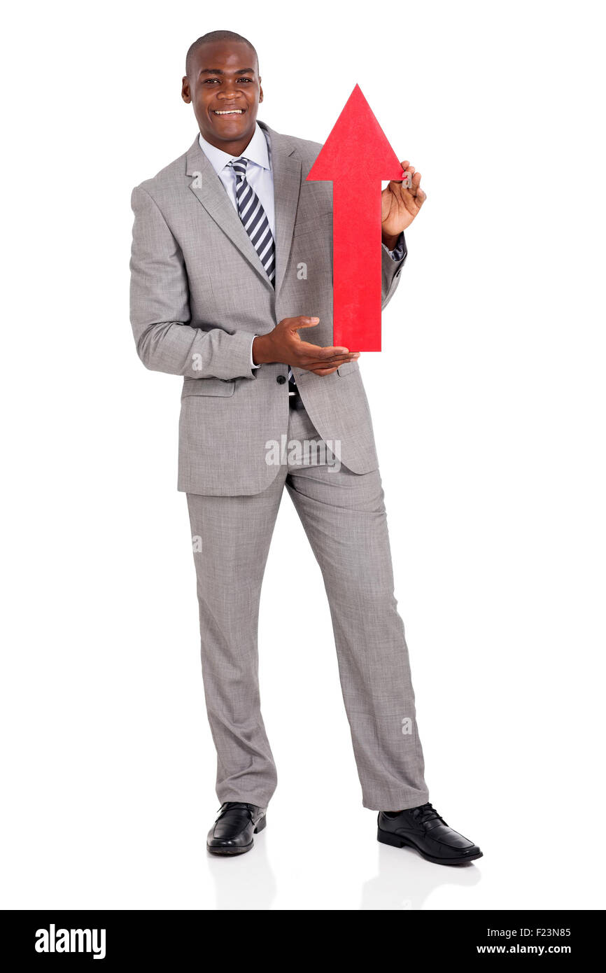 Felice African American imprenditore tenendo premuto freccia rossa rivolta verso l'alto Foto Stock