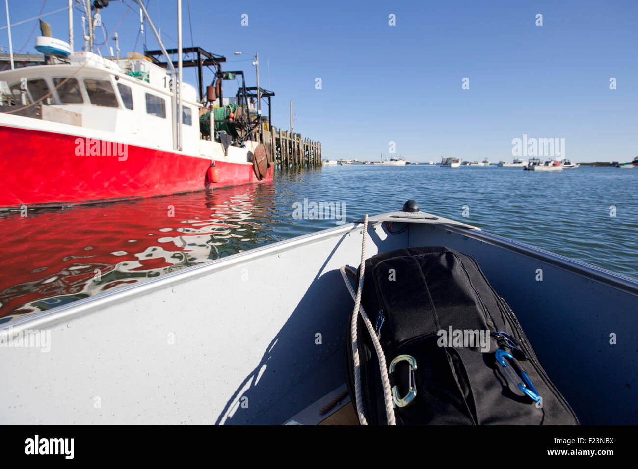 Voce fuori del capo focena Harbour e il dock di caricamento in una piccola barca Foto Stock