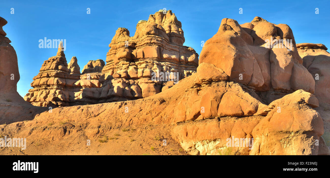 Castello come formazioni rocciose lungo l'autostrada 24 vicino a Hanksville, Utah, nella città di San Rafael deserto. Foto Stock