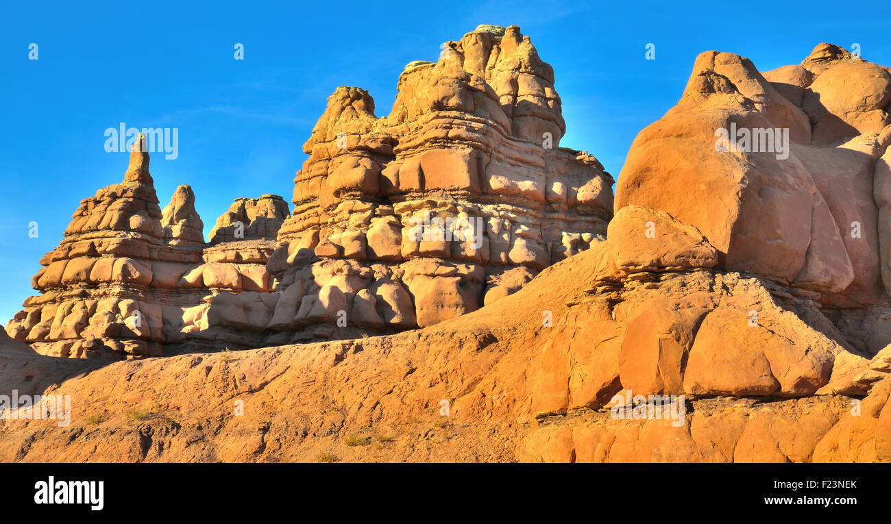 Castello come formazioni rocciose lungo l'autostrada 24 vicino a Hanksville, Utah, nella città di San Rafael deserto. Foto Stock