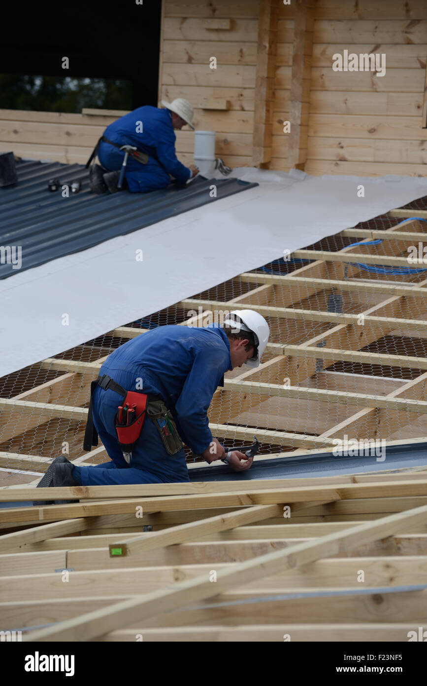 Costruttori completare la copertura ferro da stiro su un importante lavoro di costruzione Foto Stock