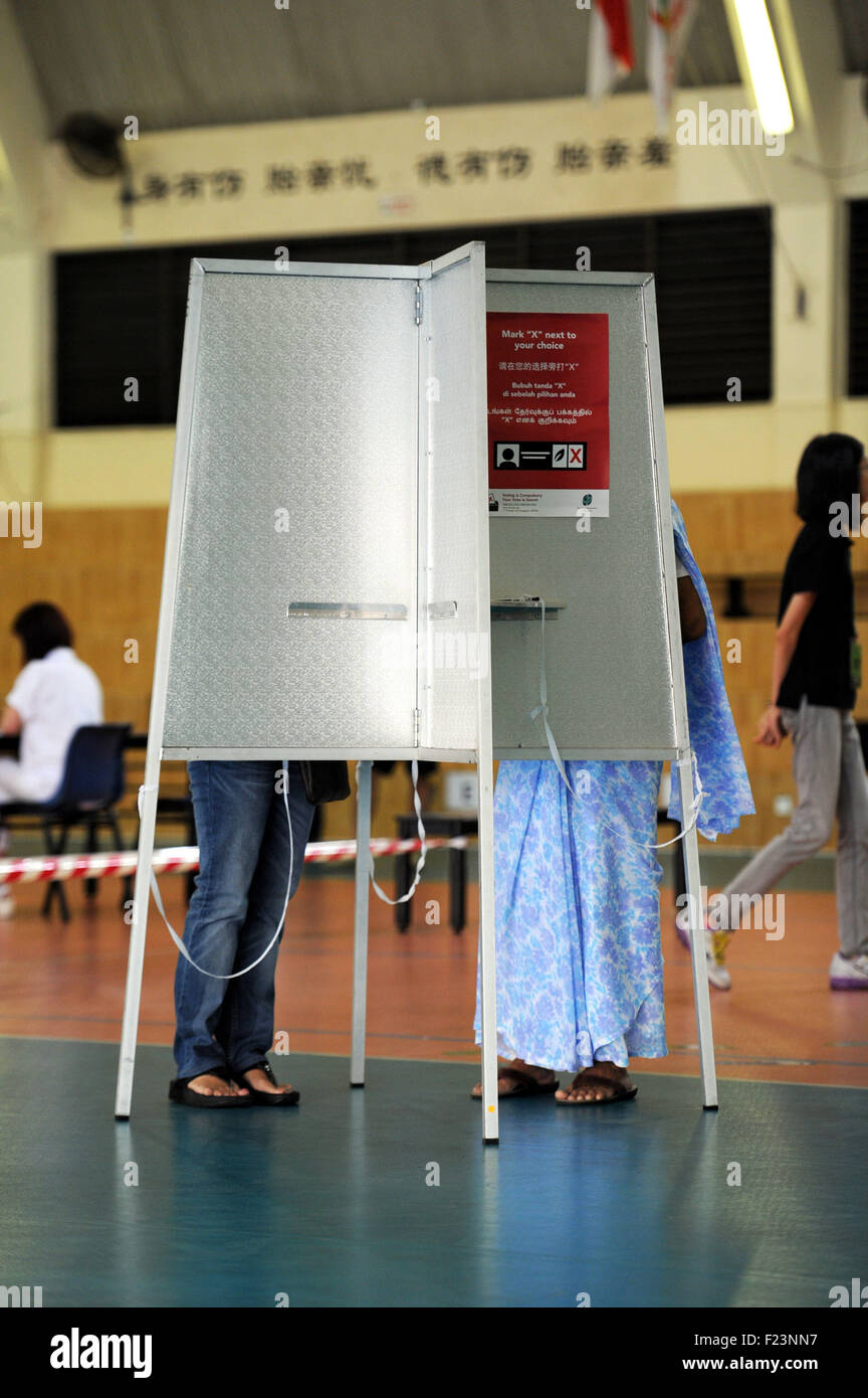 Singapore. Undicesimo Sep, 2015. Abitanti di Singapore voto in corrispondenza di una stazione di polling a Singapore il Toa Payoh sett. 11, 2015. Abitanti di Singapore in tutta la città stato andato a loro designato stazioni di polling il venerdì a votare in un'elezione generale. Credito: Quindi Chih Wey/Xinhua/Alamy Live News Foto Stock