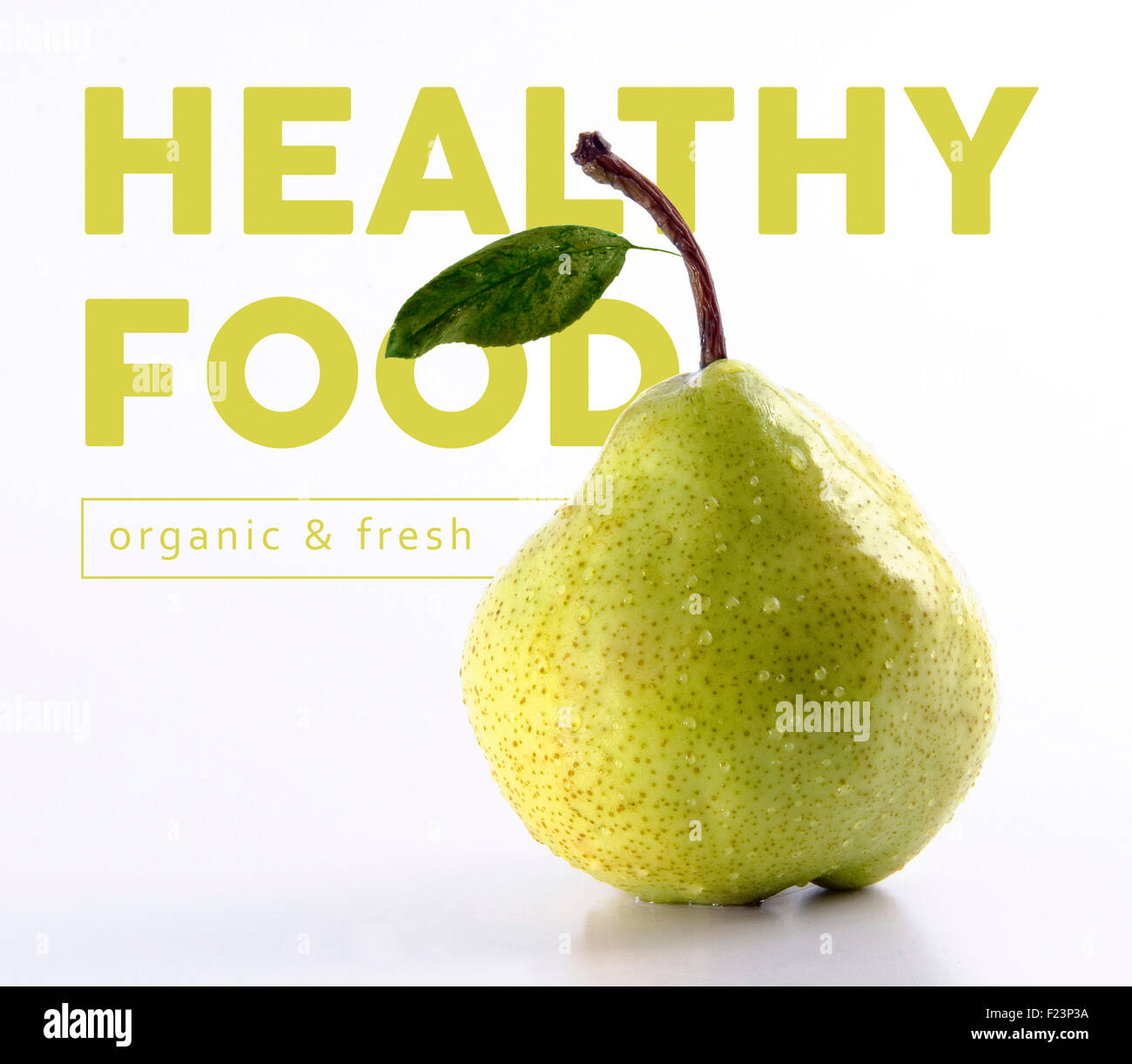 Alimenti sani e freschi concetto organico con verde pera frutto isolato lo sfondo ideale per poster o di design di copertura. Foto Stock