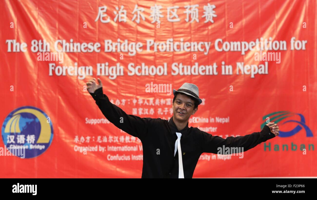Kathmandu, Nepal. Decimo Sep, 2015. Uno studente Nepalese esegue durante il 8° ponte cinese Proficiency concorrenza estera per studente di scuola superiore in Nepal a Kathmandu, Nepal, Sett. 10, 2015. La concorrenza che ha montrato il talento degli studenti è stata organizzata dal Volontariato Internazionale Cinese di casa di un insegnante in Nepal e Istituto Confucio di Kathmandu University, supportato dall'ambasciata cinese in Nepal e Hanban, l'Istituto Confucio in sede. © Sunil Sharma/Xinhua/Alamy Live News Foto Stock