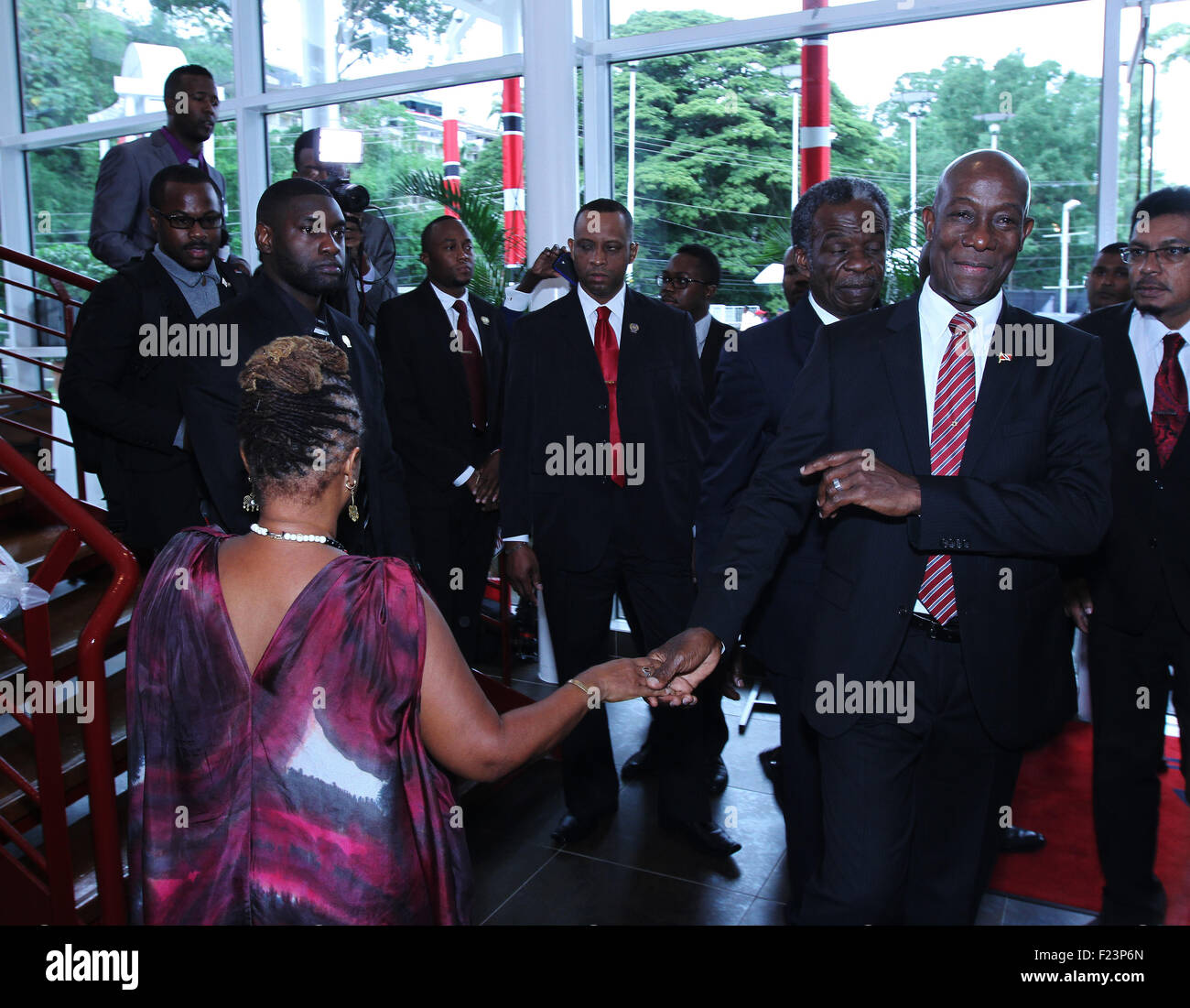 Porto di Spagna, Trinidad & Tobago. Il 9 settembre, 2015. Keith Christopher Rowley (R), il Primo ministro di Trinidad & Tobago, saluta una signora al suo giuramento in occasione della cerimonia presso la Queen's Hall nel porto di Spagna, Trinidad il 9 settembre 2015. (Foto di Sean I draghetti/Alamy Live News) Credito: SEAN I draghetti/Alamy Live News Foto Stock