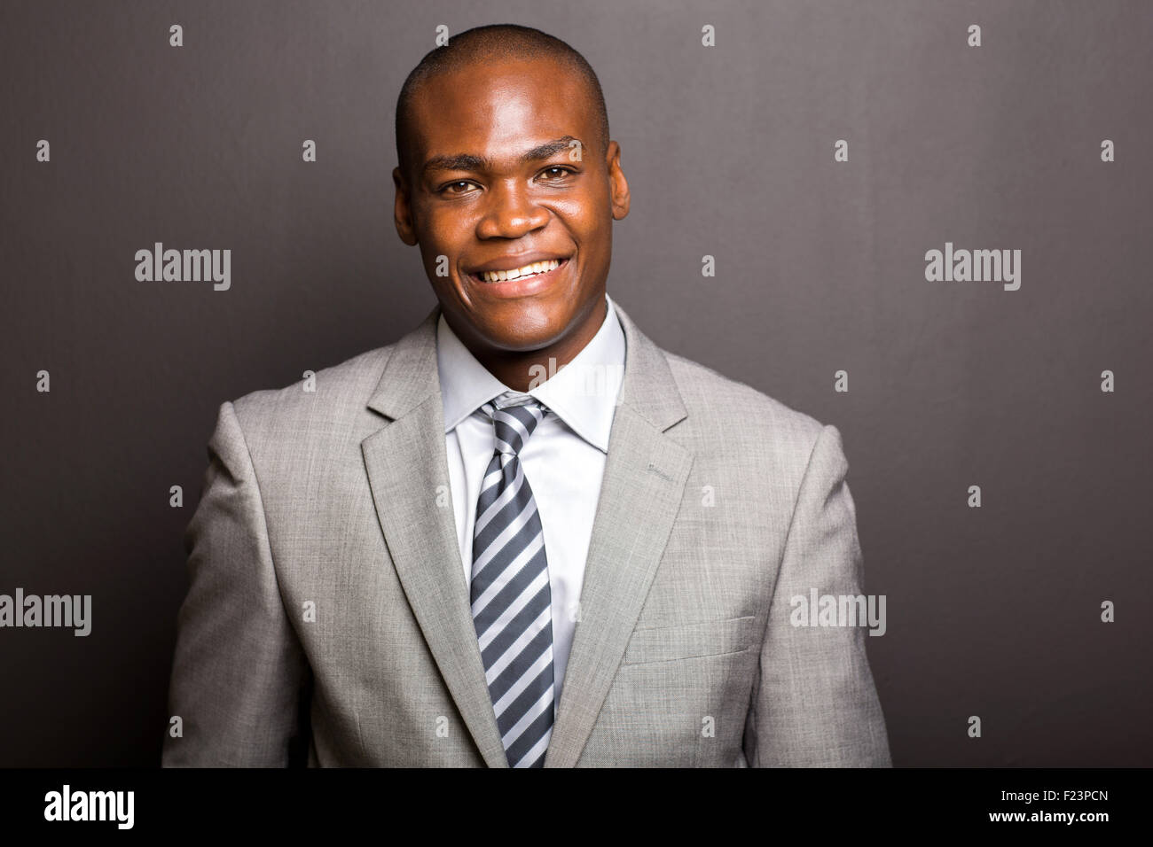 Close up ritratto di bello giovane africano su sfondo nero Foto Stock