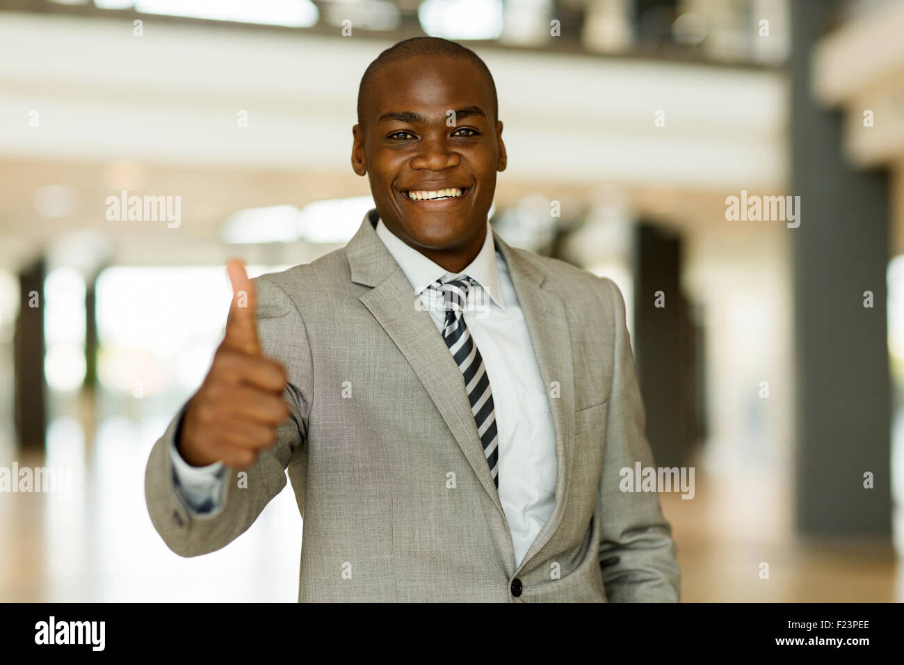 Fiducioso Afro American business man pollice in alto Foto Stock