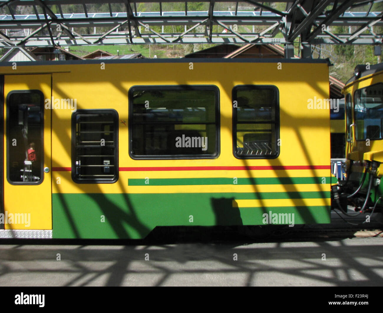 Un giallo brillante e di colore verde vagone ferroviario. Foto Stock