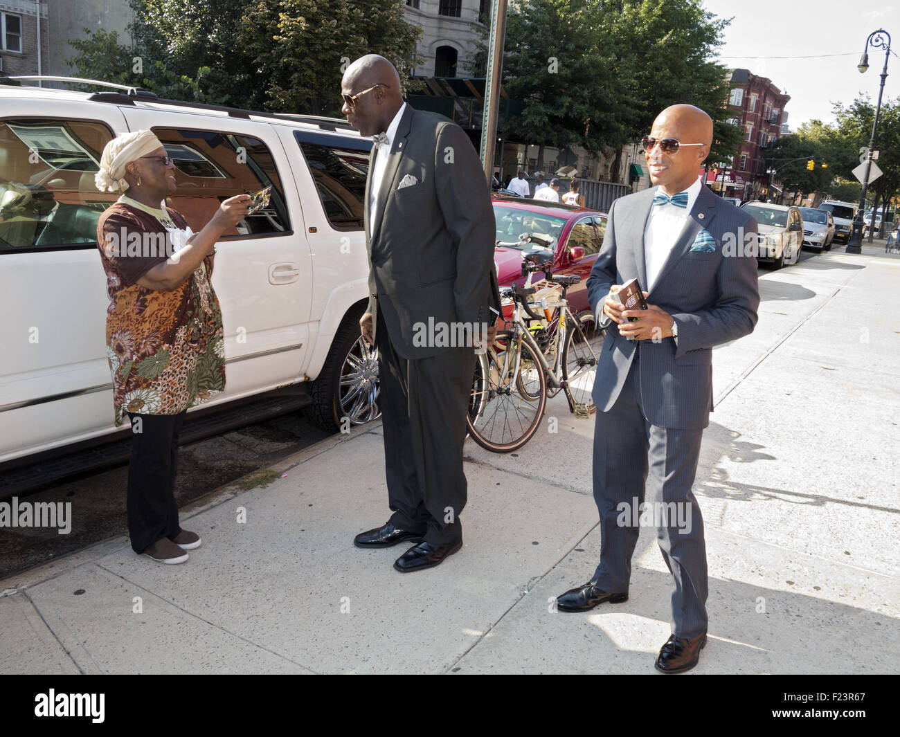 I seguaci di Louis Farrakhan approccio donna in Bedford Stuyvesant sezione di Brooklyn, a New York per promuovere l'evento, Agosto 2015. Foto Stock
