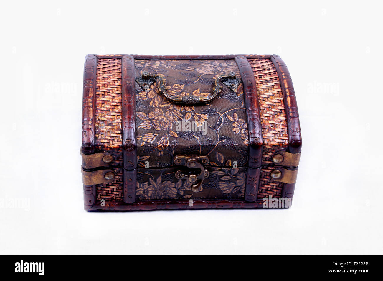 Un antico scatola di legno con begli intagli utilizzato per lo stoccaggio di articoli di gioielleria, isolata su uno sfondo bianco. Foto Stock