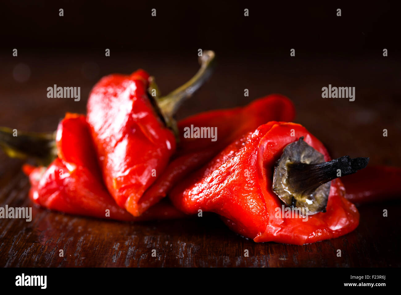 Carni arrosto di pepe rosso su tavola in legno Foto Stock