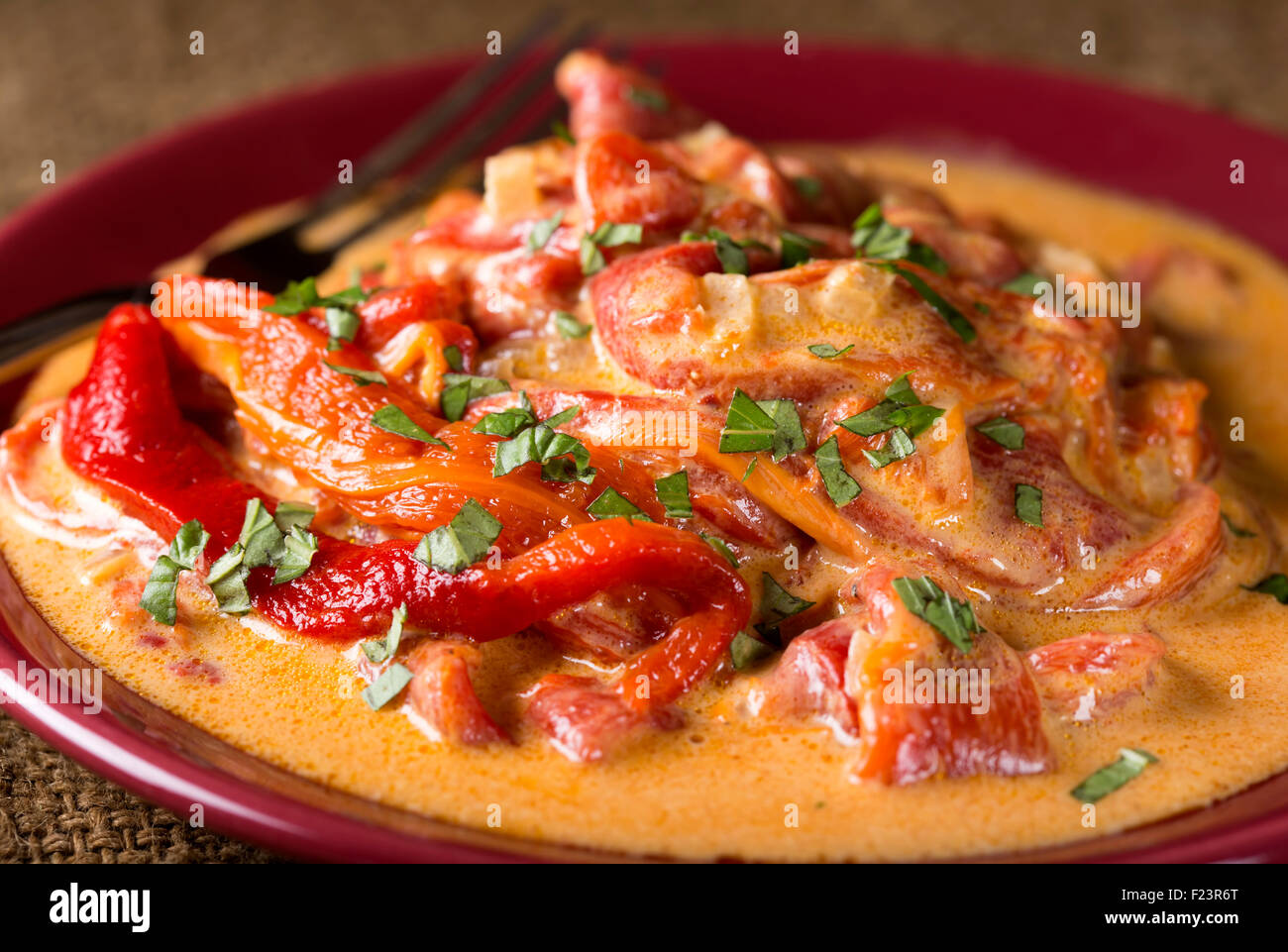 Prodotti alimentari di peperoni arrosto con crema su una targhetta rossa Foto Stock