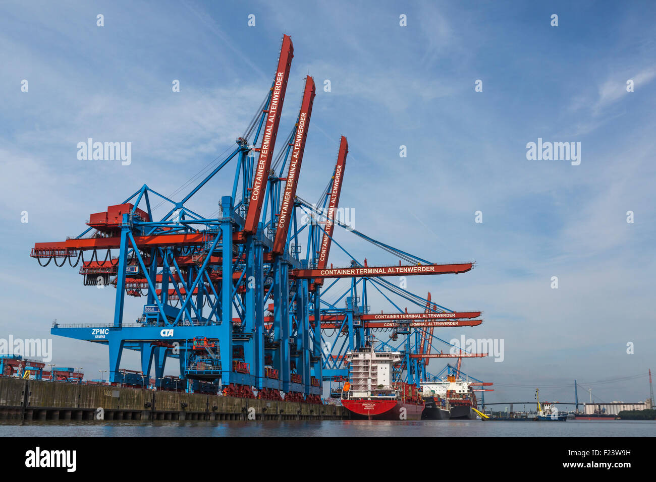 Le operazioni di carico in container terminal Altenwerder, CTA, porto di Amburgo, Amburgo, Germania Foto Stock