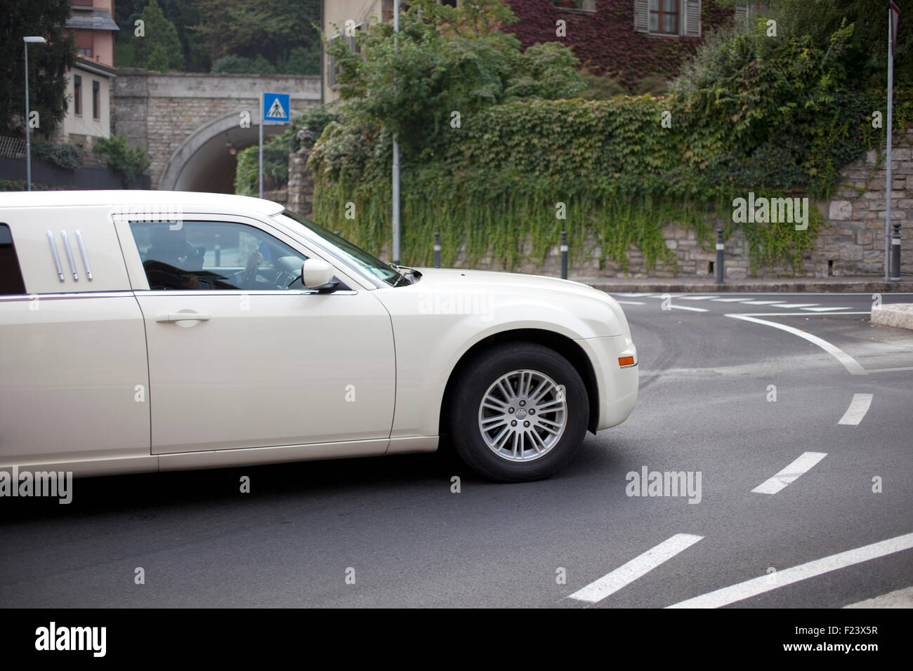 Limousine Bianca sulla strada Foto Stock